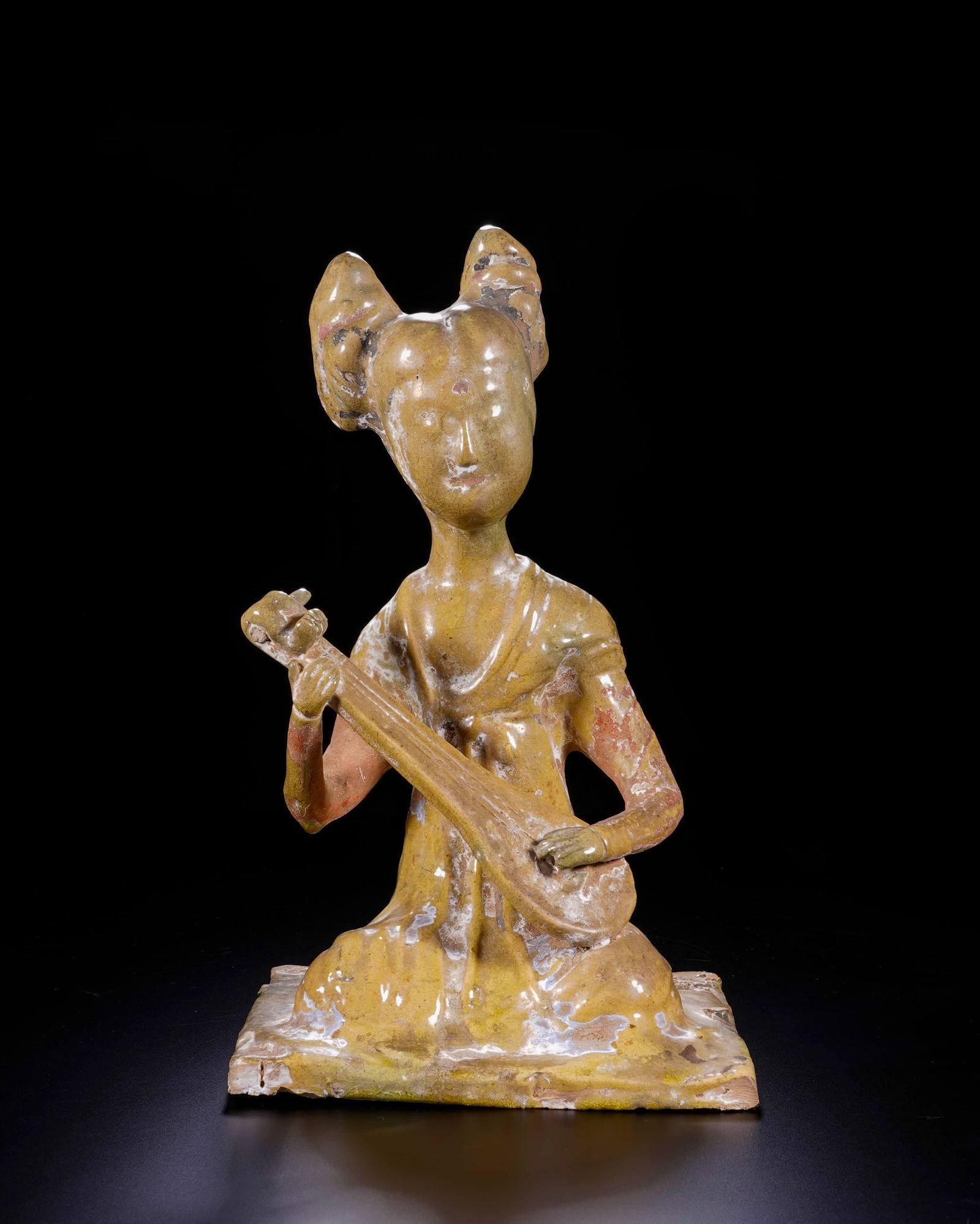 Sui dynasty musical instrument figurines sitting on a plate and holding pipa: L:13cm H:22cm