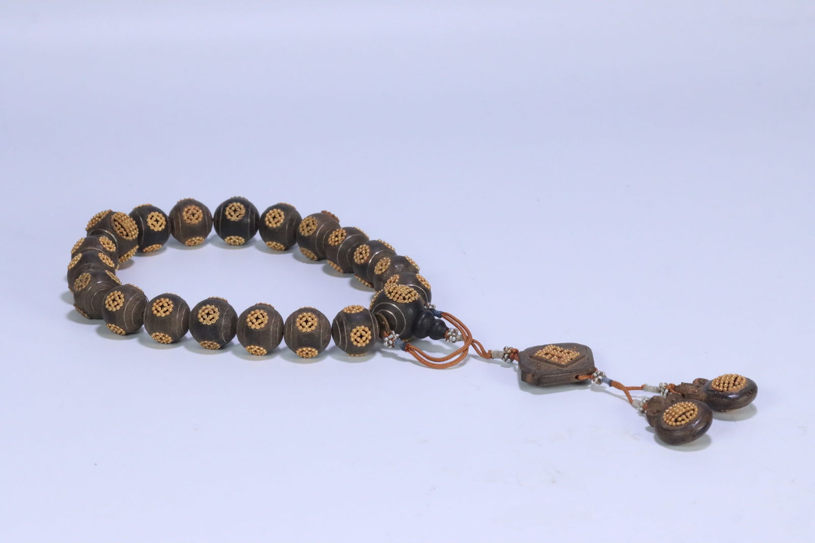 Qing Dynasty agarwood hand-held piece inlaid with silver and gilt eighteen beads: 1.9/102g
