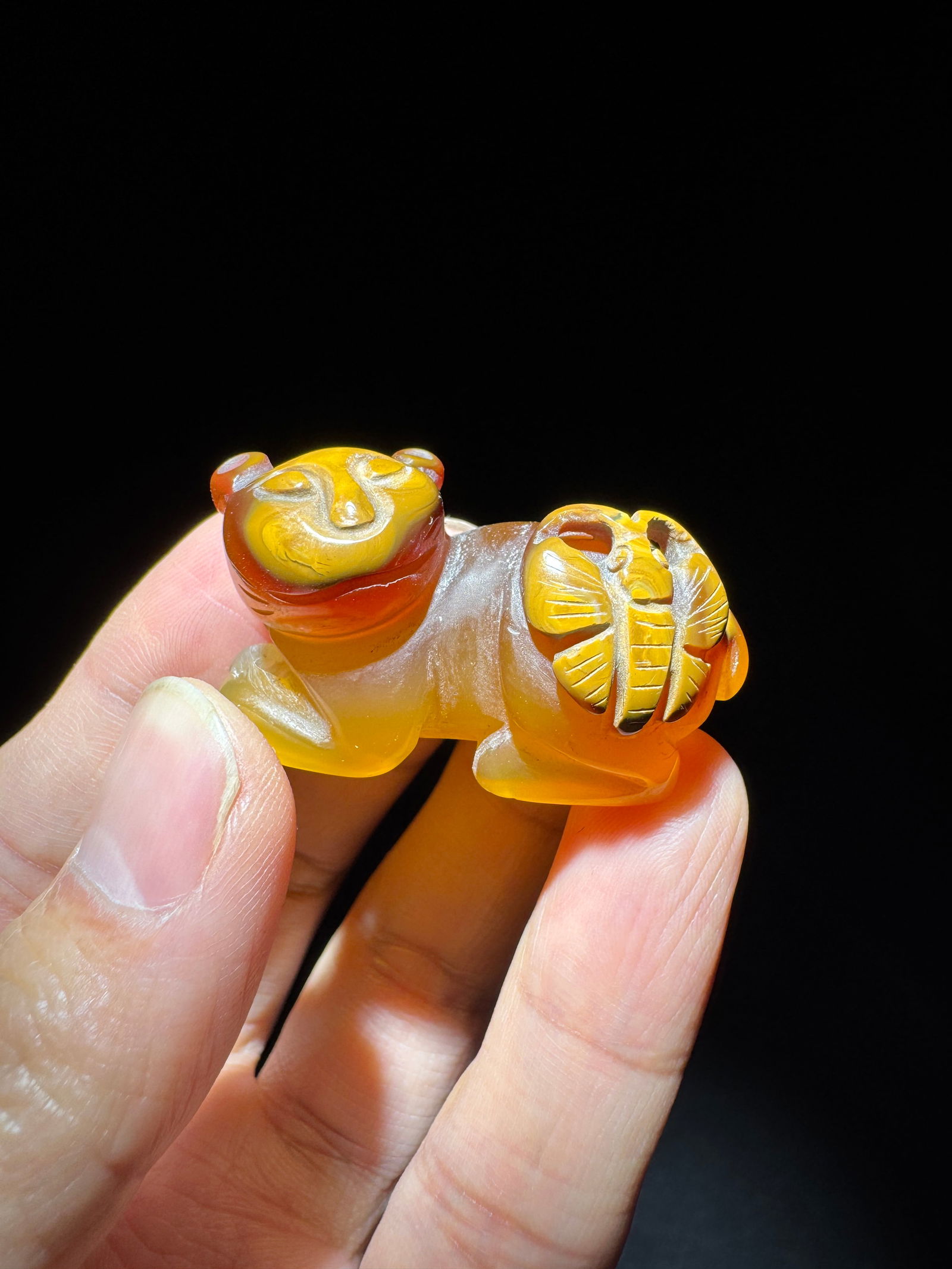 Qing Dynasty agate carving: 4.3*1.9*2.1/24g