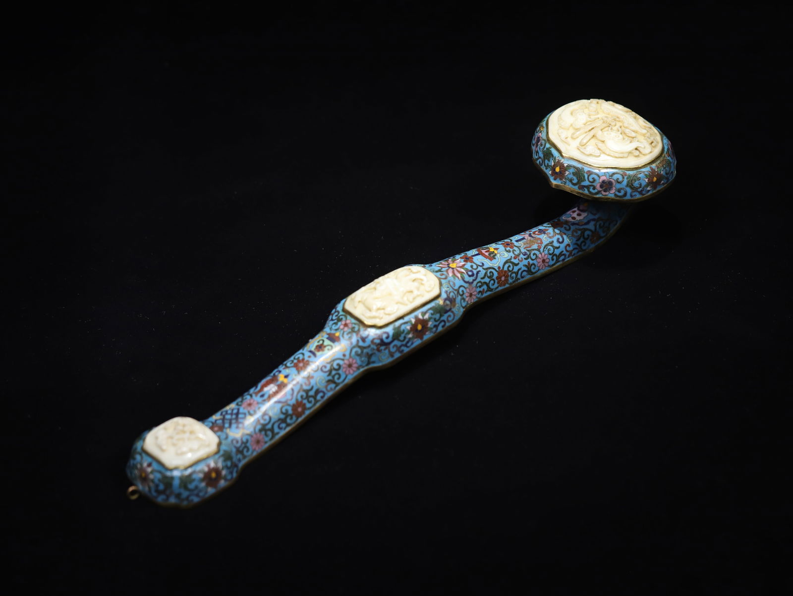 A cloisonné enamel ruyi inlaid with jade, Qianlong mark: 44*11.4*10.2/1279g