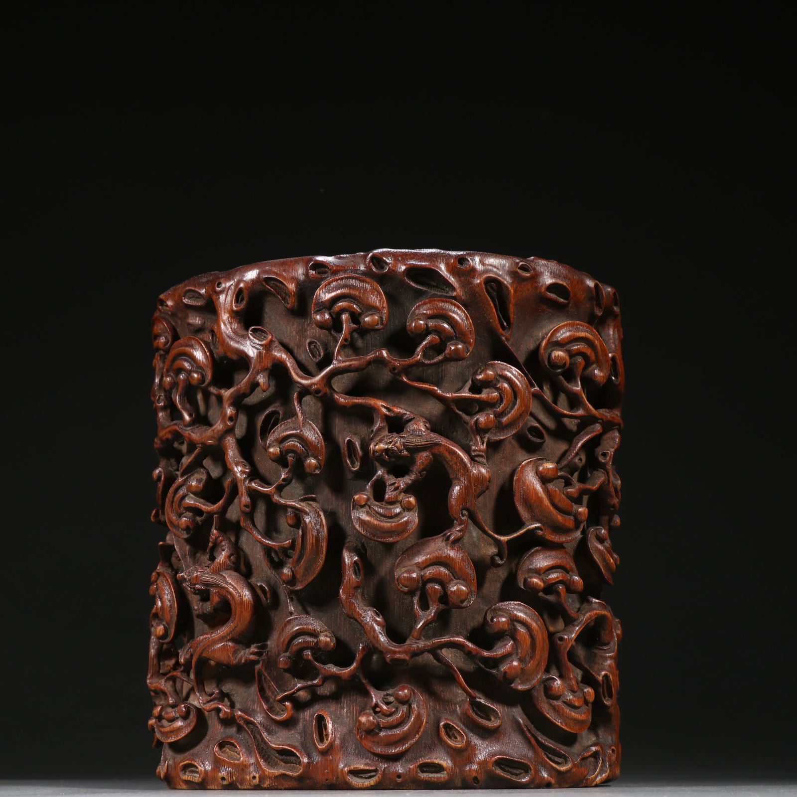 Qing Dynasty bamboo carving pen holder (1 of 3)