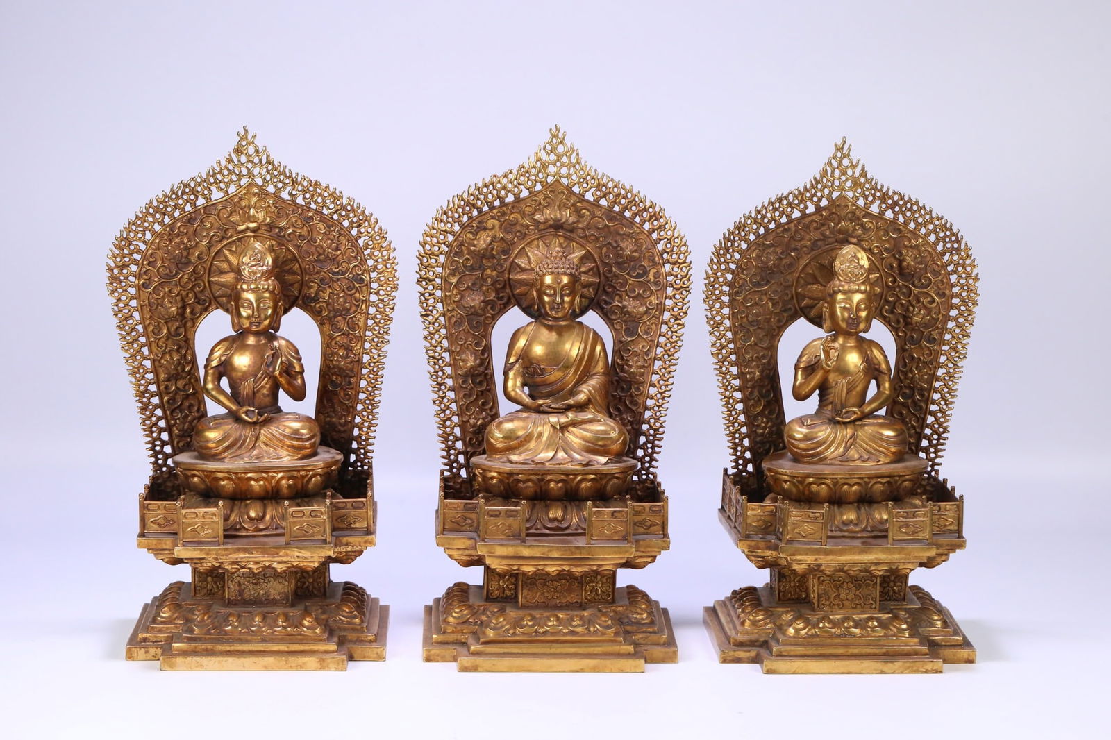 A set of gilt bronze Buddha statues: 33*17.8*16/6.82kg