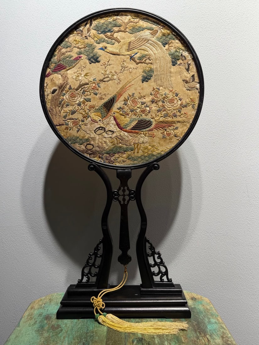 A double-sided Cantonese embroidery fan from the Qing Dynasty (1 of 2)