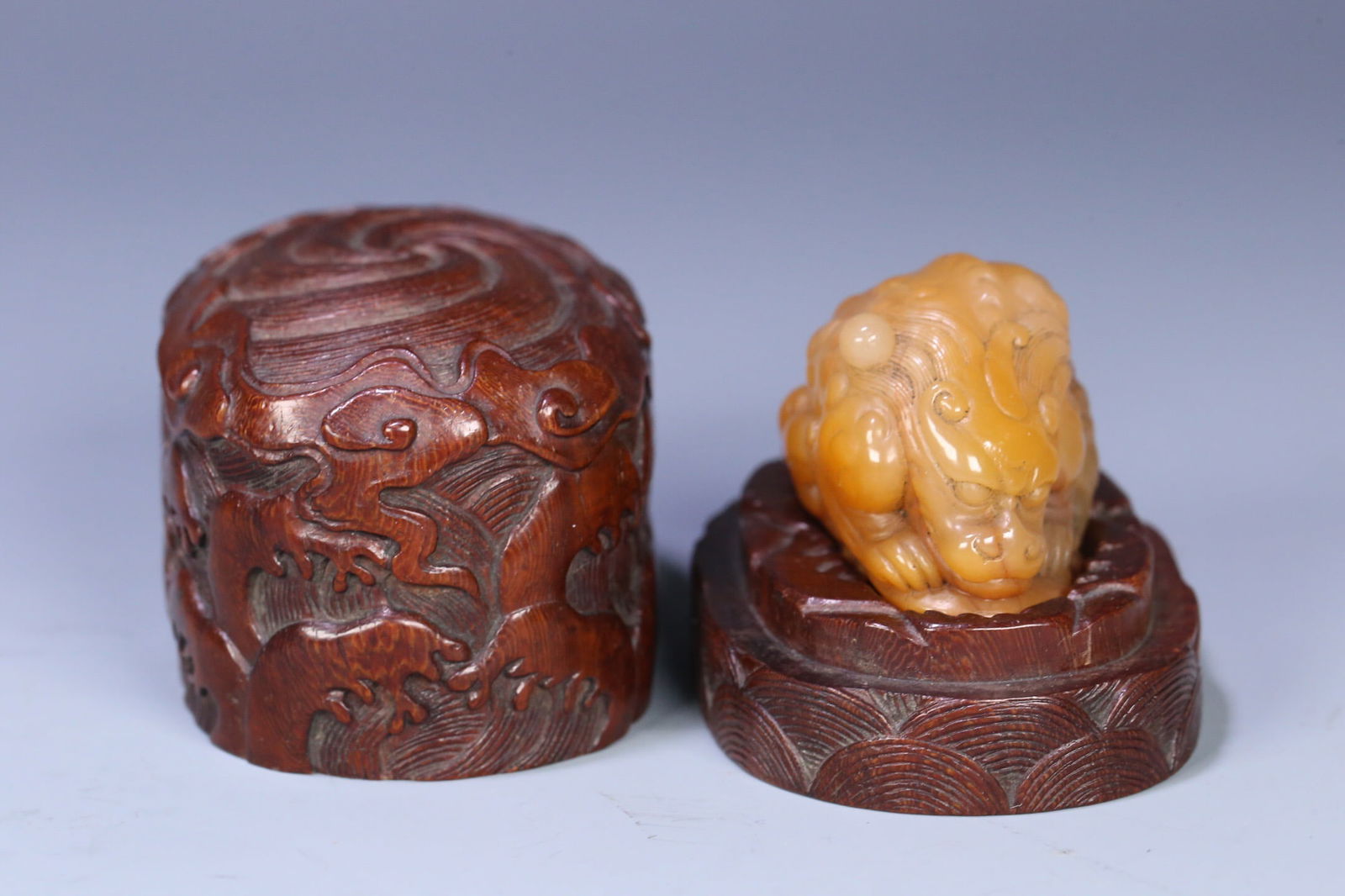 Qing Dynasty Small-Leaf Sandalwood Box with Tianhuang Stone Ornament: 6.6*4.8*5.4/5*3.1*3.1/54g