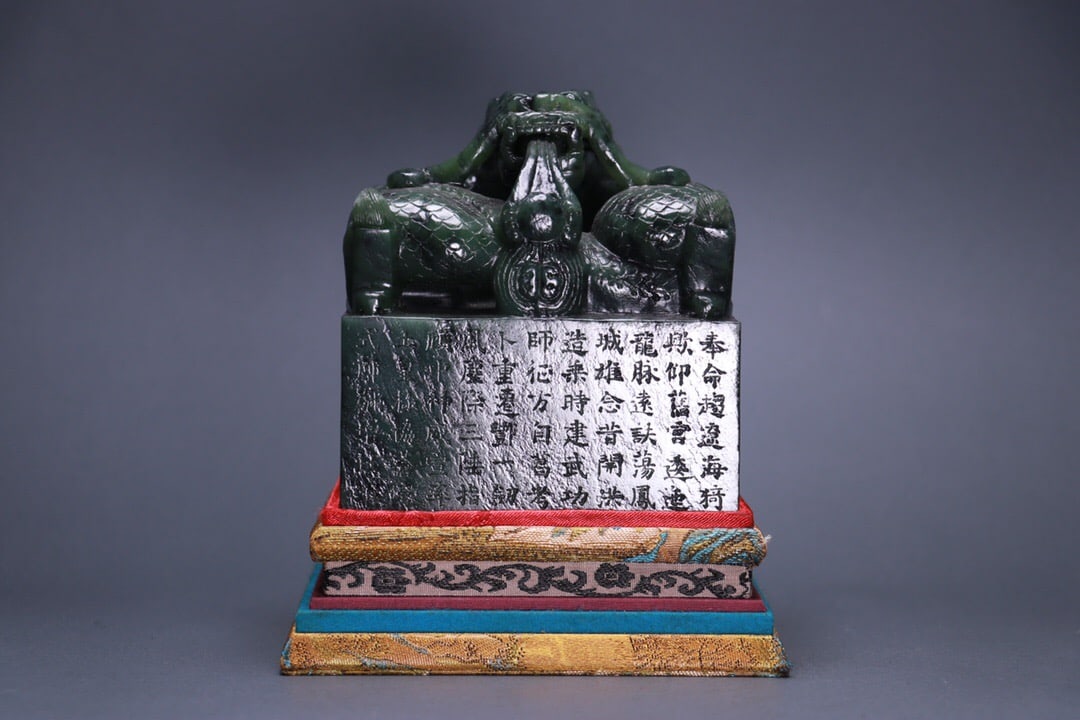 Hetian jasper seal: 10.2*10.2*10.5/2.28kg