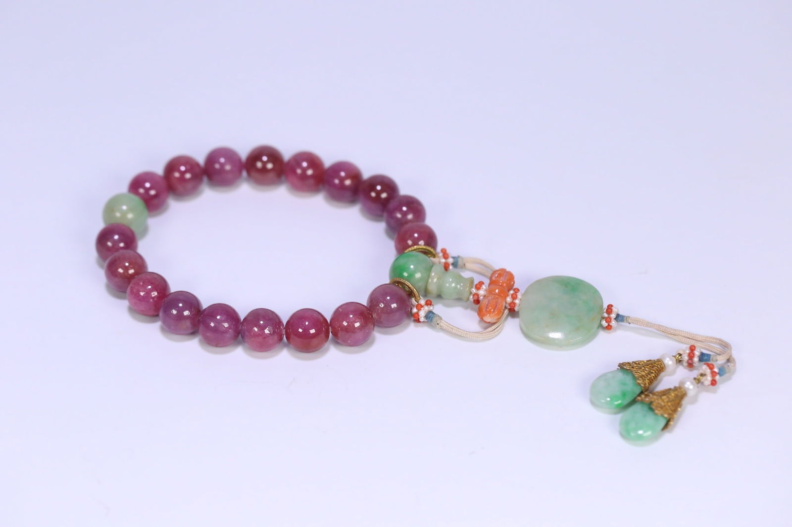 Eighteen pieces of jade and ruby from the Qing Dynasty, held in hand (1 of 1)
