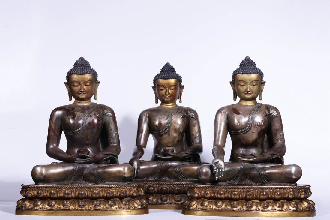 A Set of Qing Dynasty Gilded Bronze Buddha Statues: 32*26.5*18/12.5kg