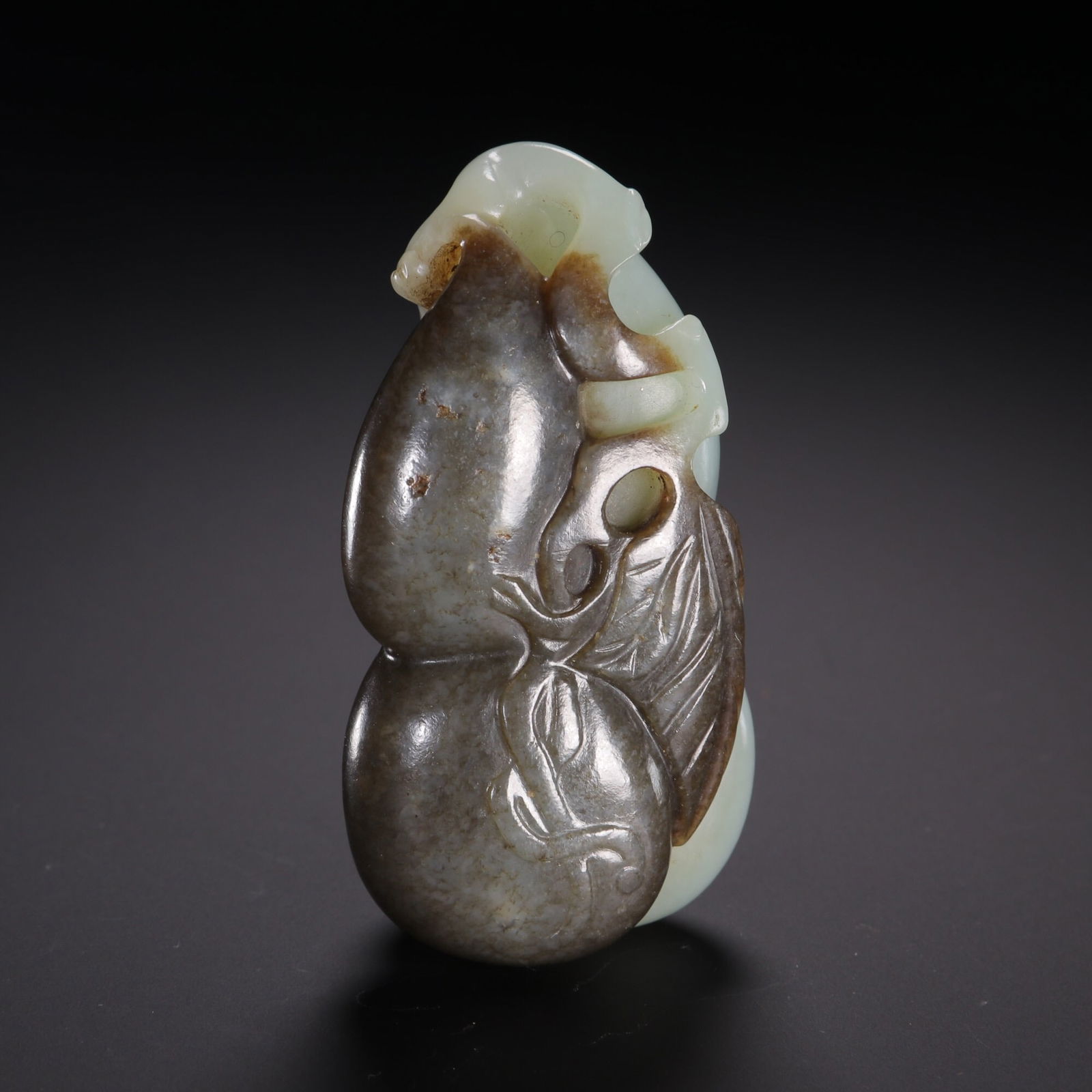 Qing dynasty Hetian jade hand-held piece (1 of 2)