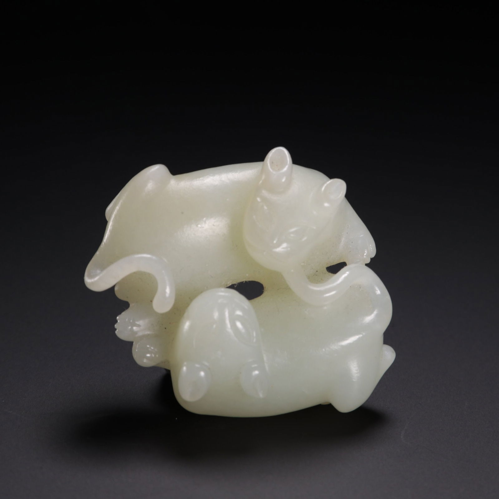 Qing dynasty Hetian jade hand-held piece (1 of 2)