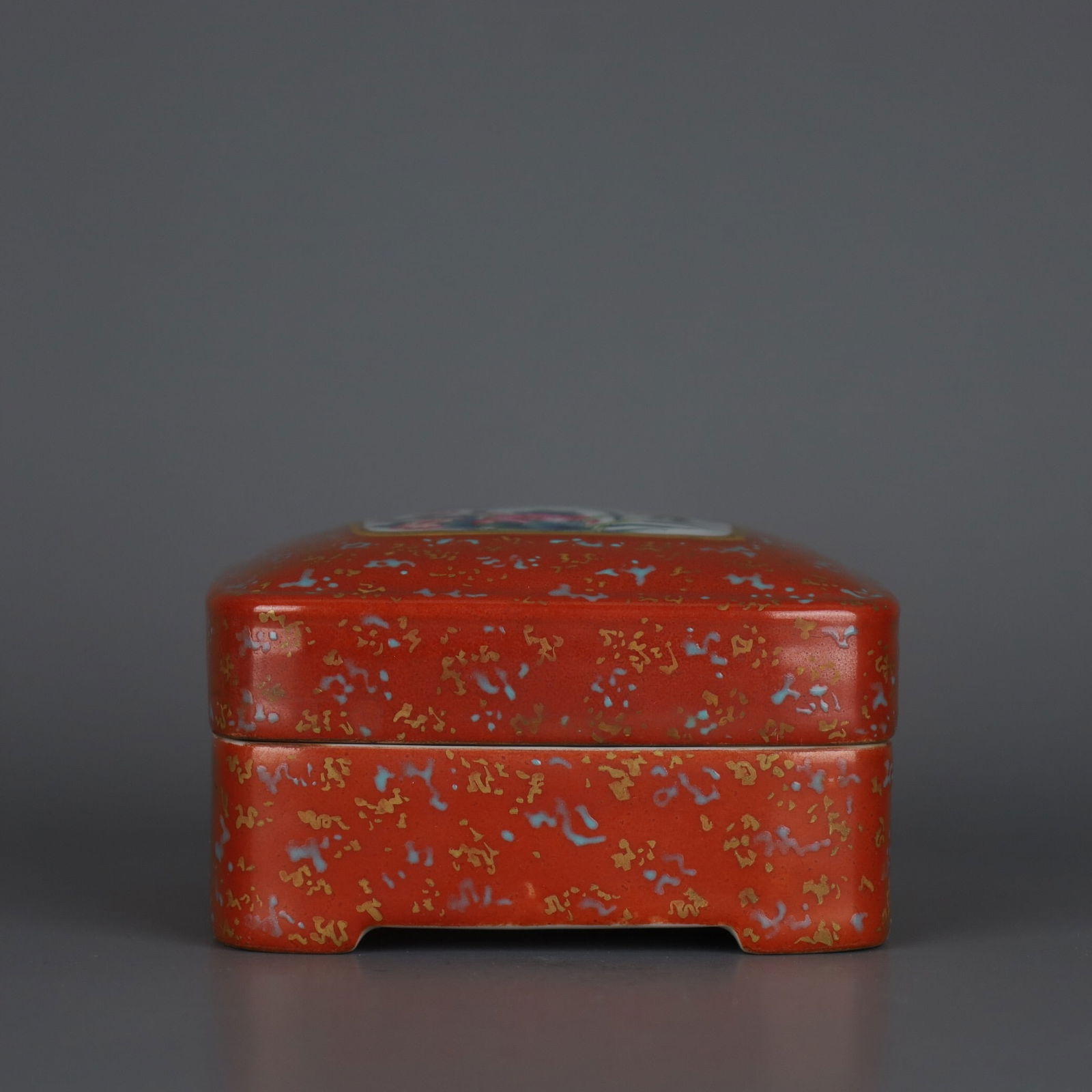 Qianlong-marked famille rose covered box: 9.4*5.8