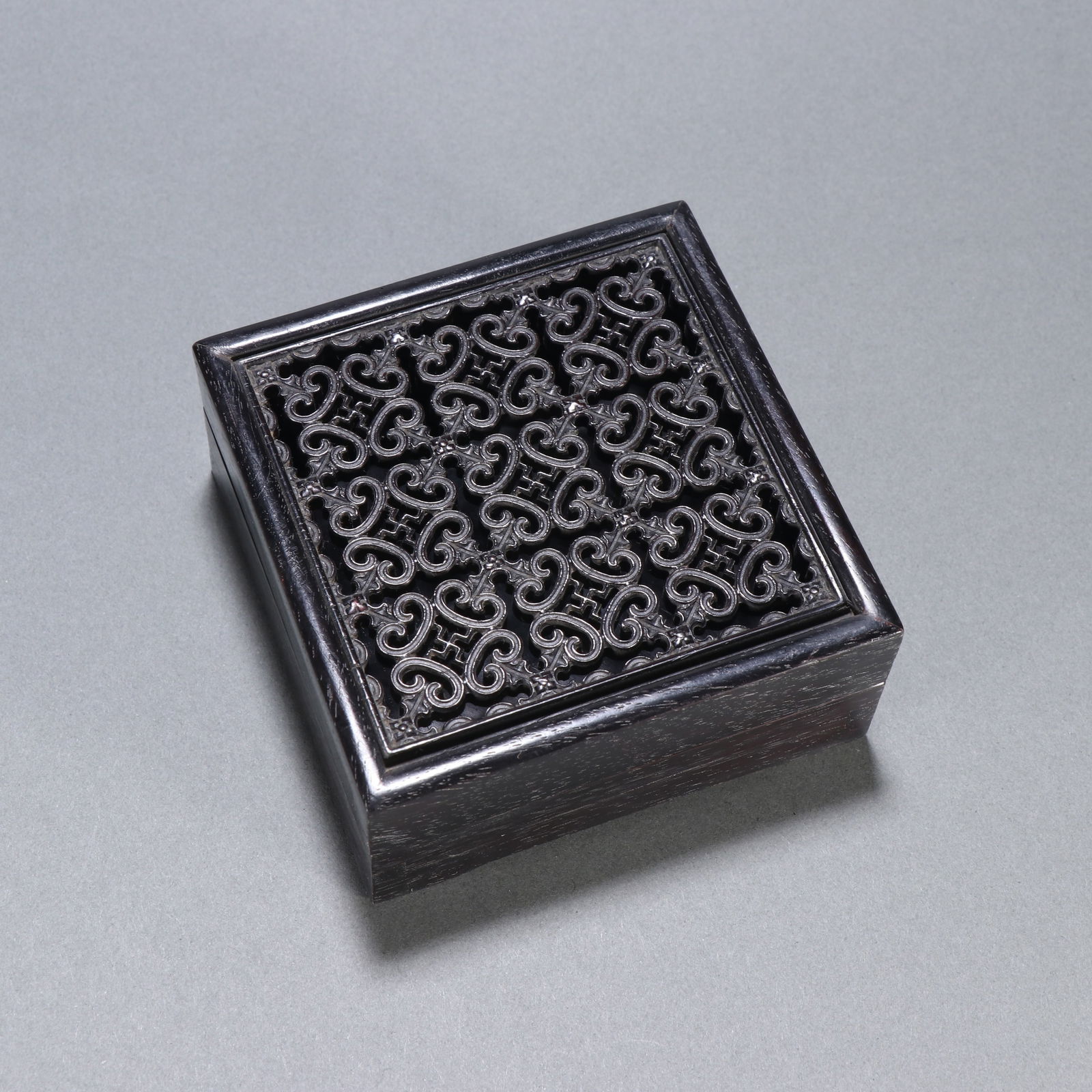 Qianlong-era Sandalwood Incense Box: 4.1*9.2/130.7g