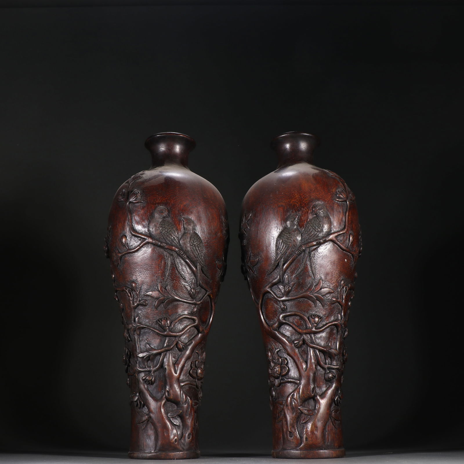 A pair of Qing Dynasty agarwood vases: 33*12.5/690g each