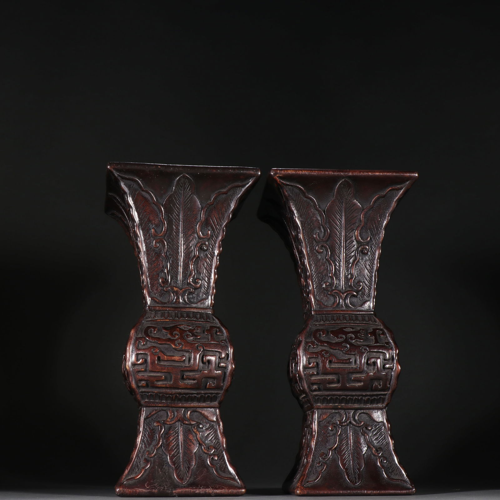 A pair of Qing Dynasty agarwood flower vases: 25.3*12.3/394.3g