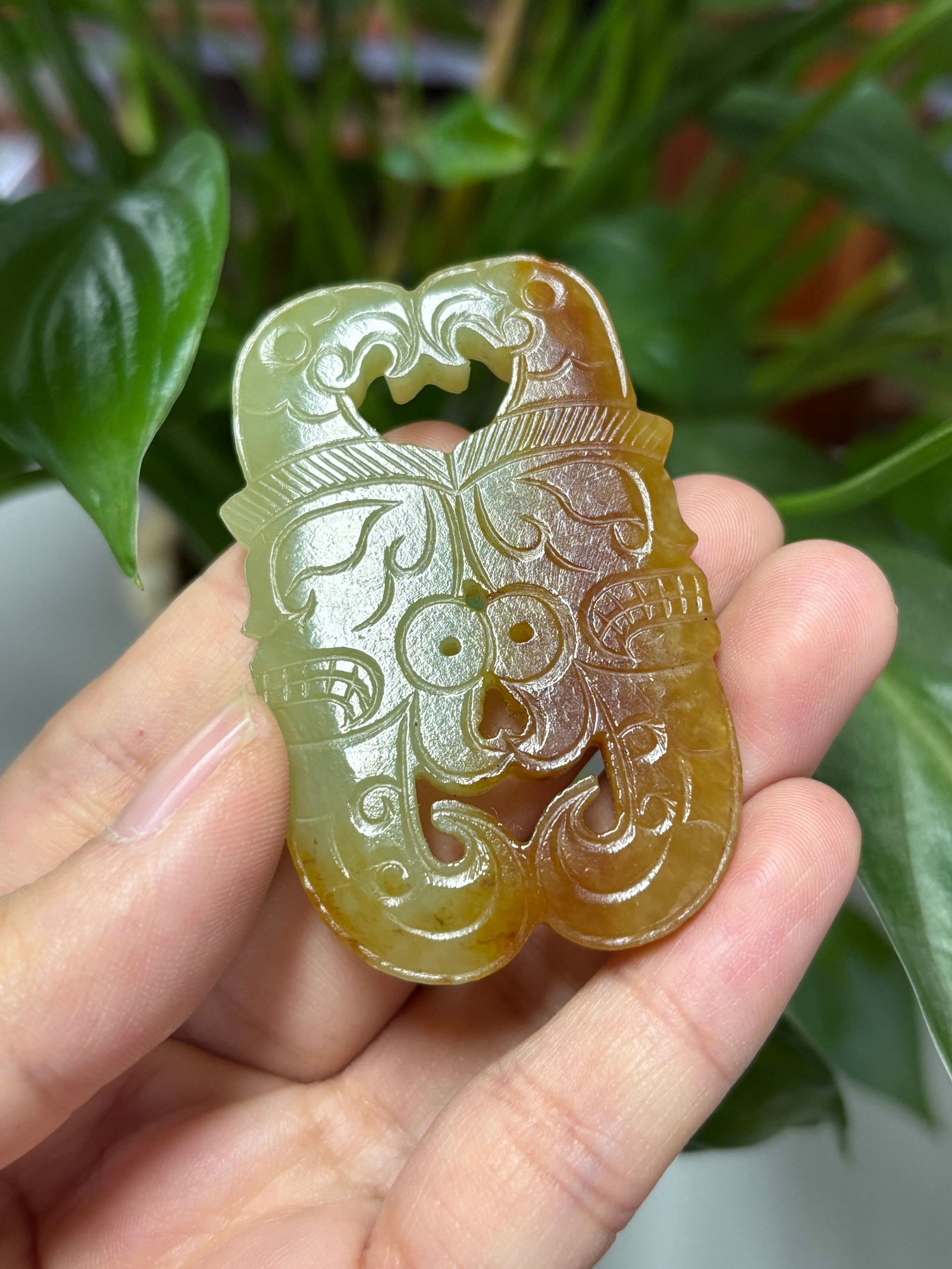 Hetian Jade Pendant: 5.6*3.6*0.65/27.3g