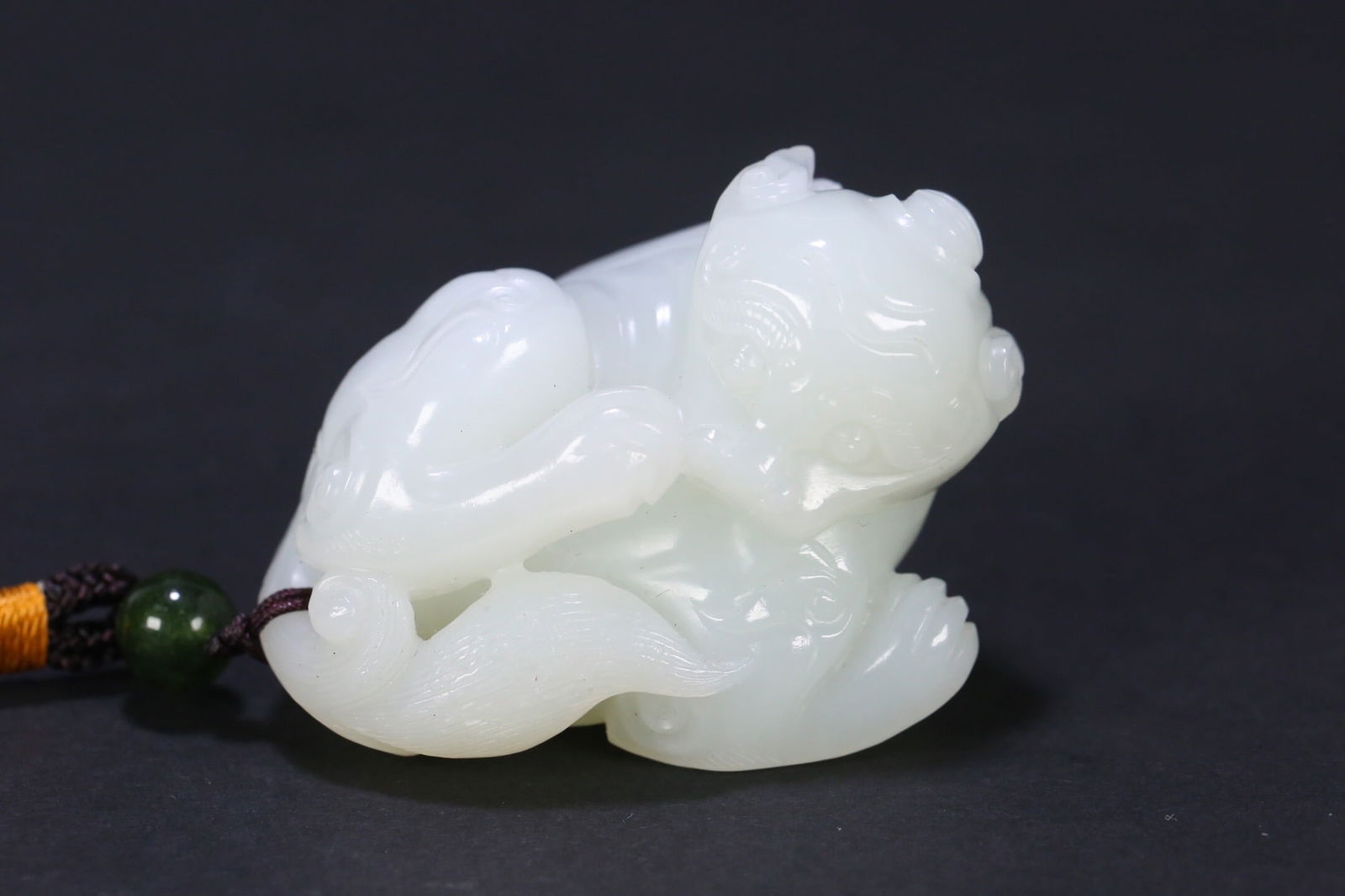 Hetian jade hand-held piece: 5.2*3.8*3.8/95.7g