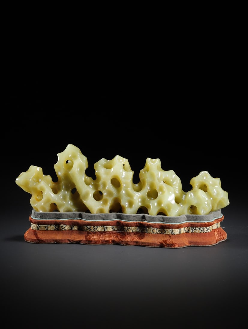 Hetian yellow jade pen rest: 21.5*7.5*3.7/390.5g