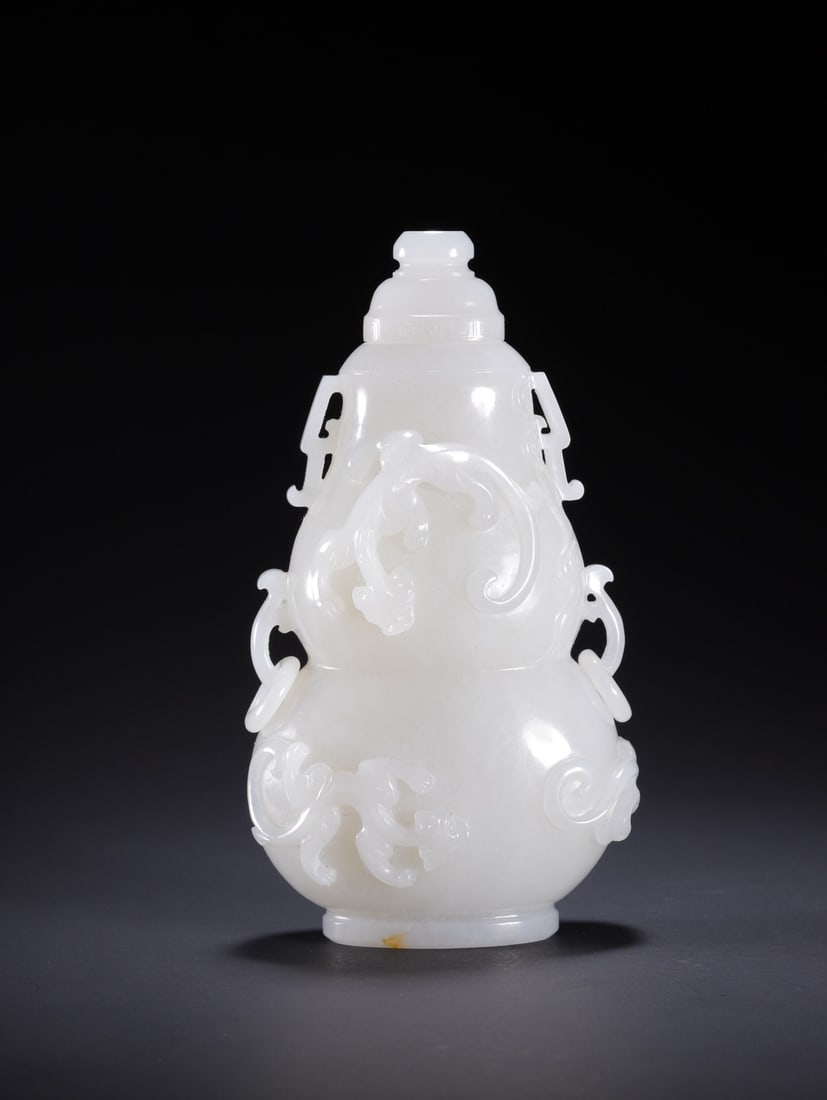 Qing Dynasty Hetian jade covered bottle (1 of 5)