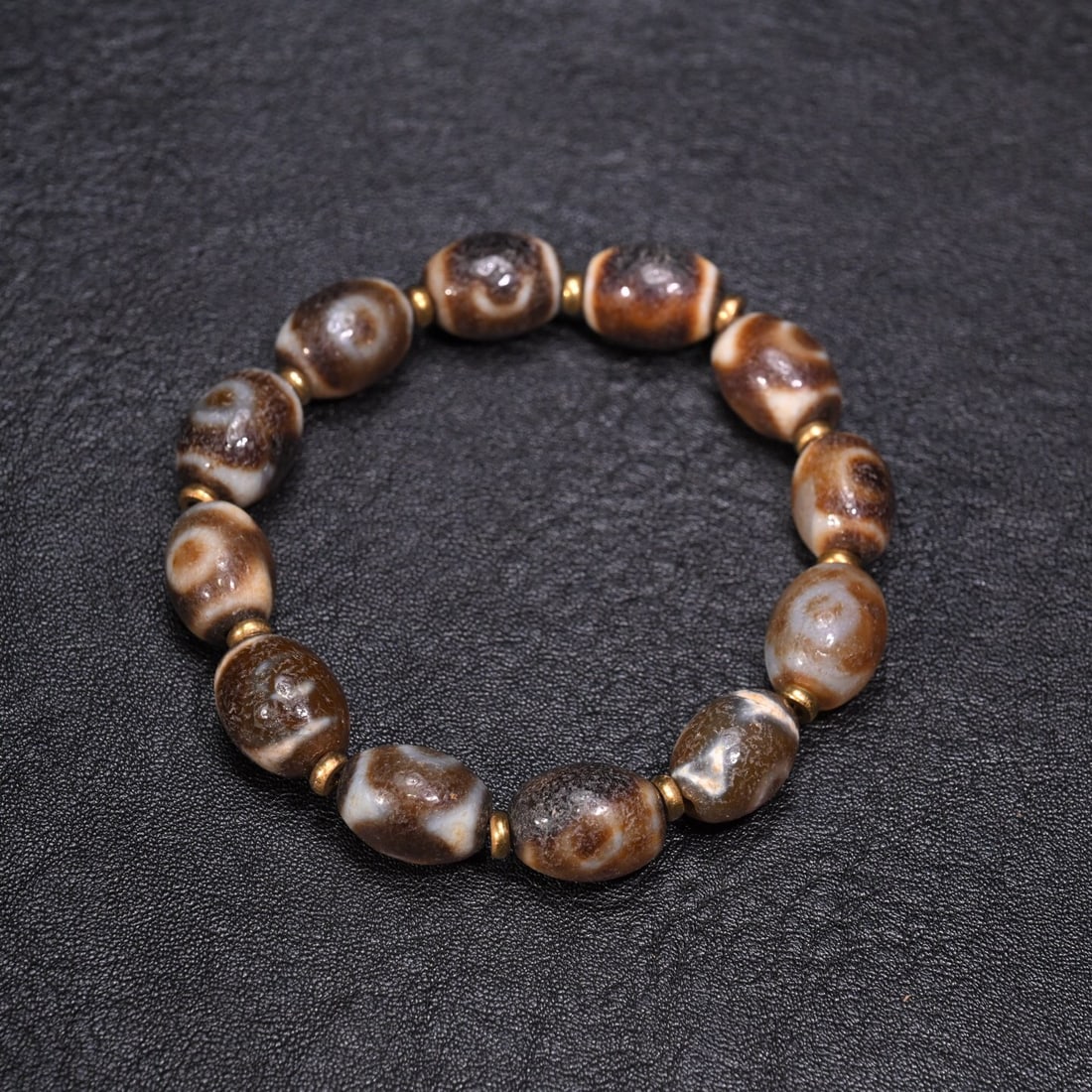 Agate dzi bead bracelet (1 of 1)