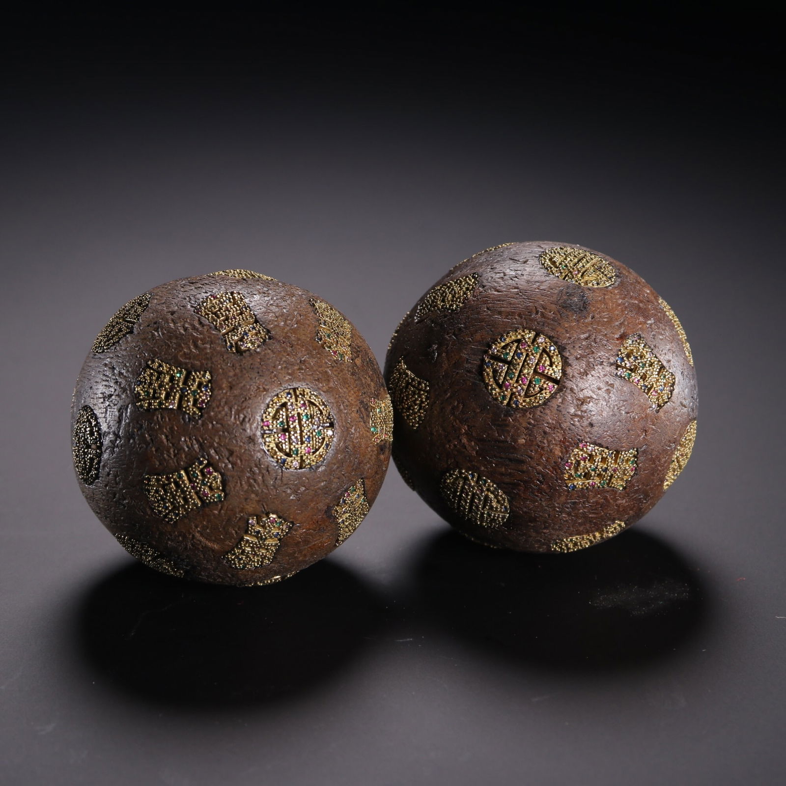 A pair of Qing Dynasty agarwood inlaid silver gilt-inlaid hand balls (1 of 1)