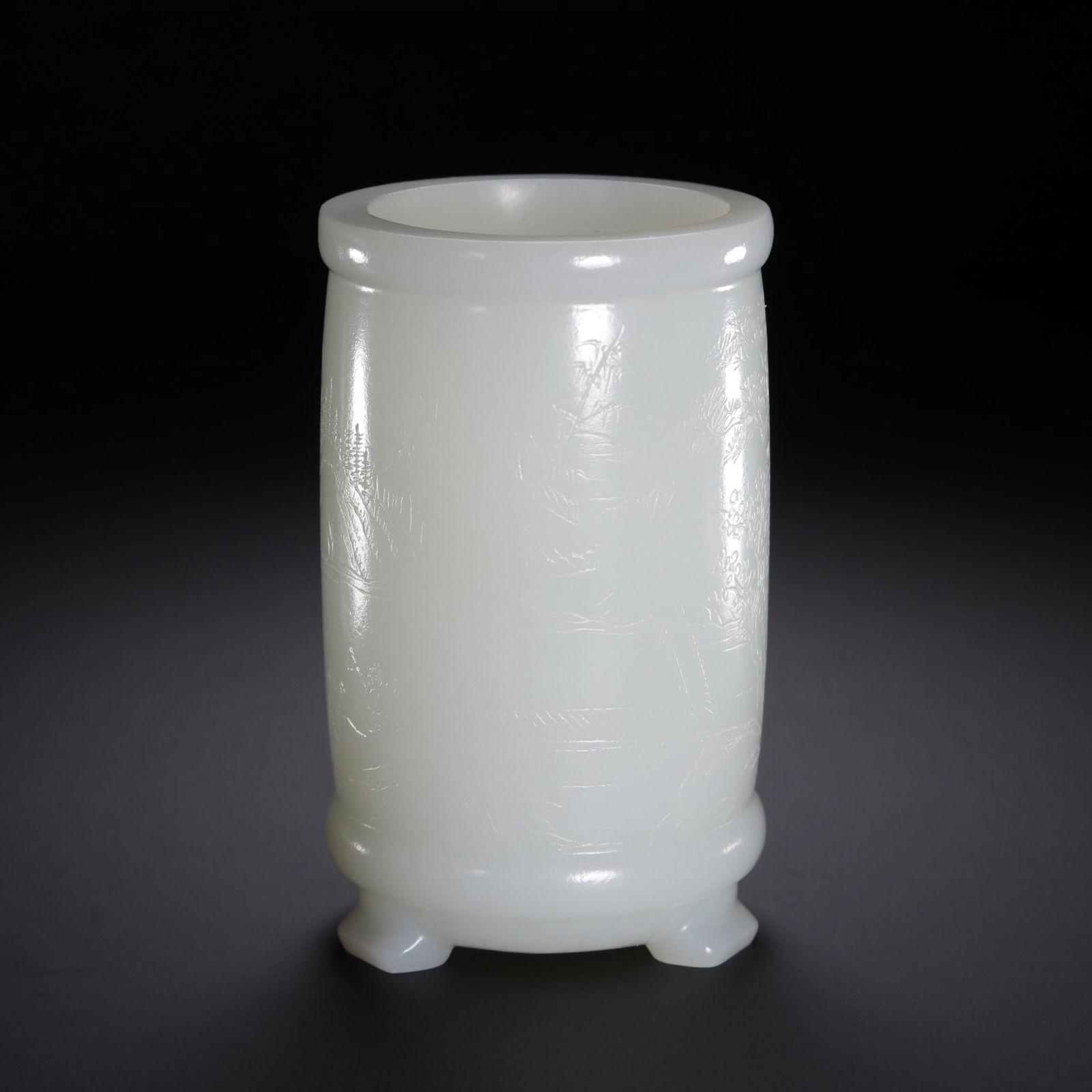 Qianlong-era Hetian jade brush holder: 8.4*5/206.8g