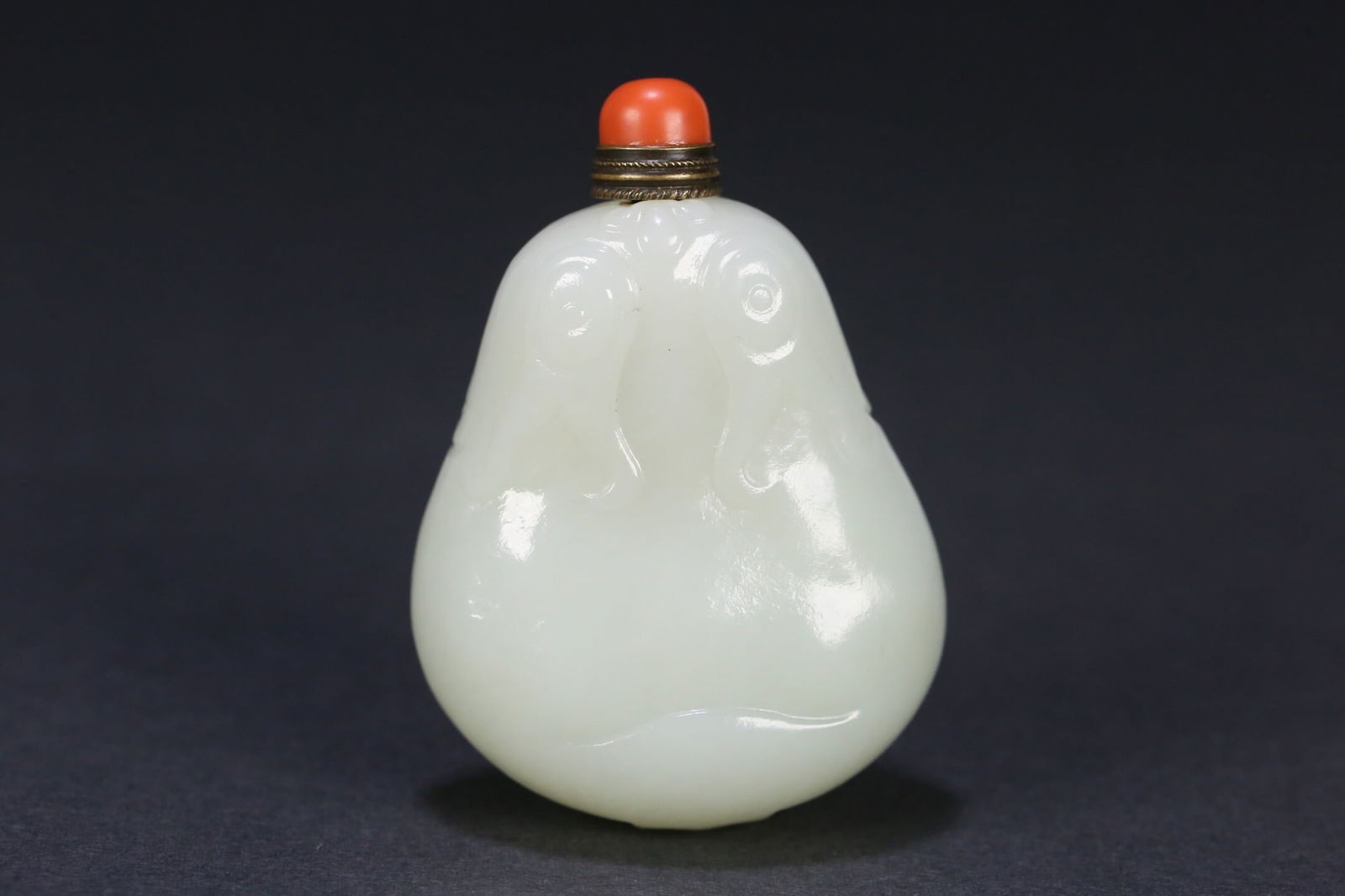 Hetian jade snuff bottle (1 of 2)