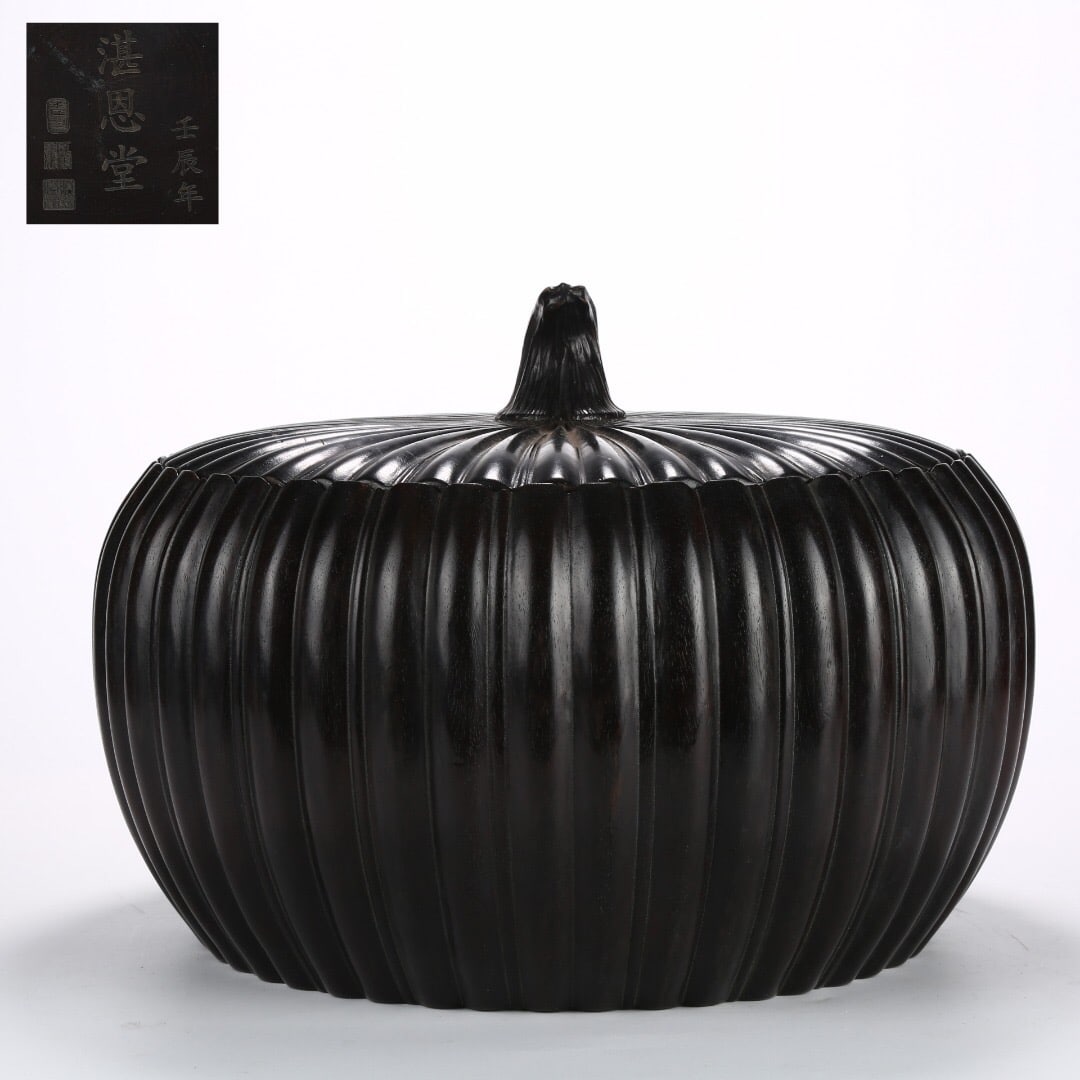 A sandalwood covered box: 27*20