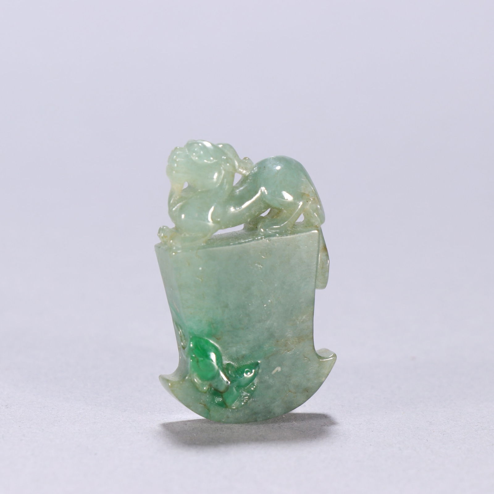 Qing Dynasty jadeite pendant: 4*2.4/16.6g
