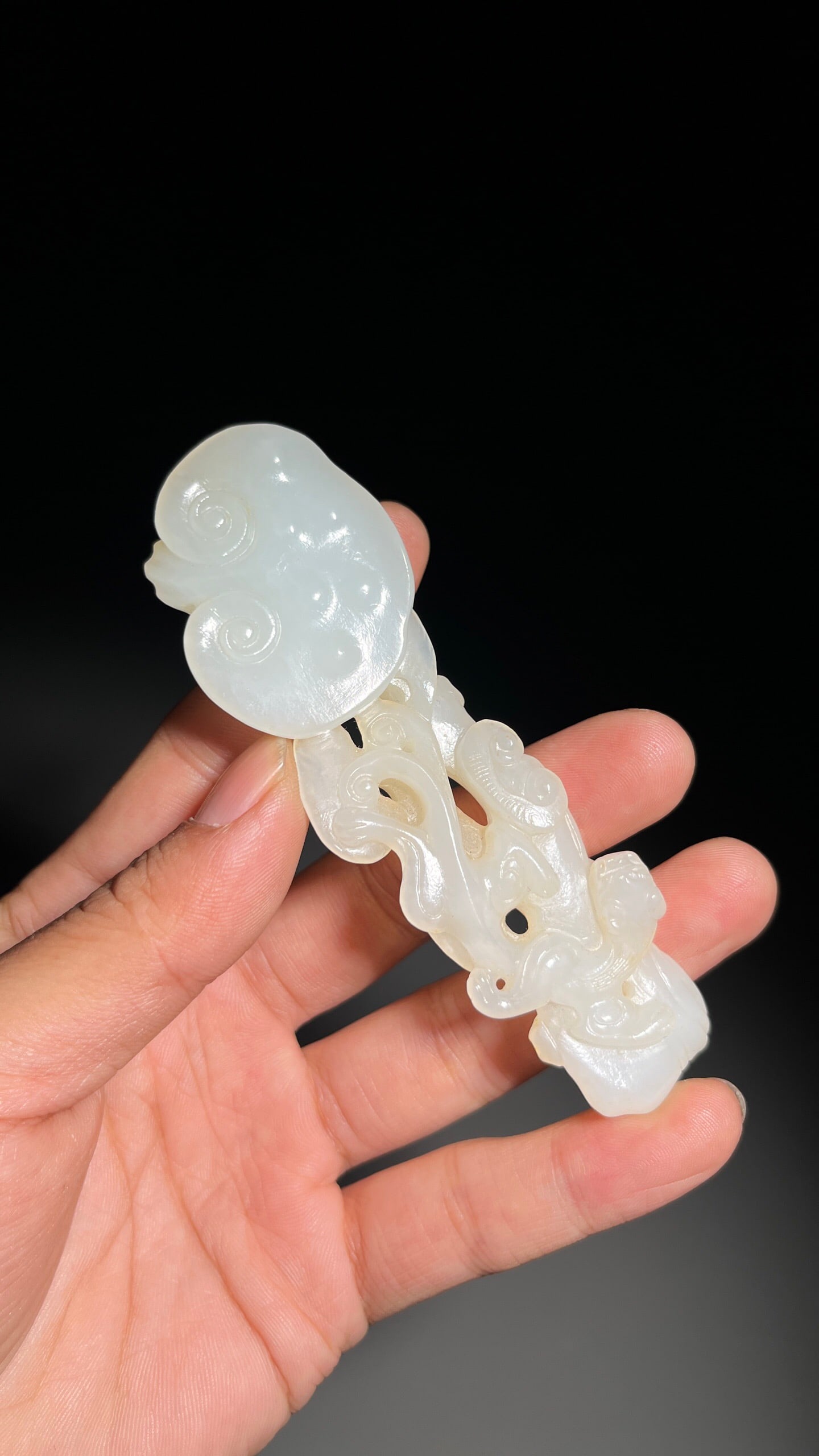 Hetian Jade Ruyi Pendant: 10*3.2*1.5/45g