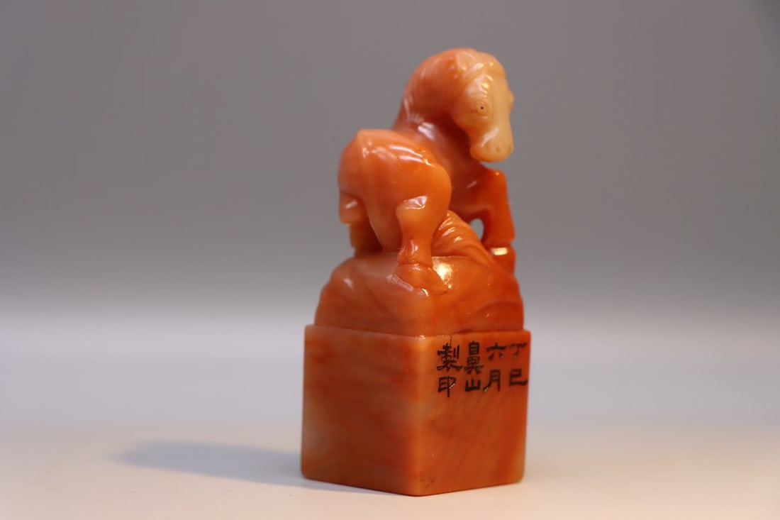 Yongzheng first year Imperial Household Department style Tianhuang stone ornament and seal: 2.6*2.5*6.7/75g