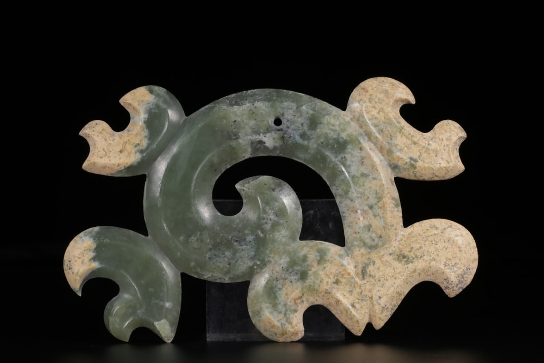 Jade Pendant from the Hongshan Culture Period: 14.3*10*0.8/121g