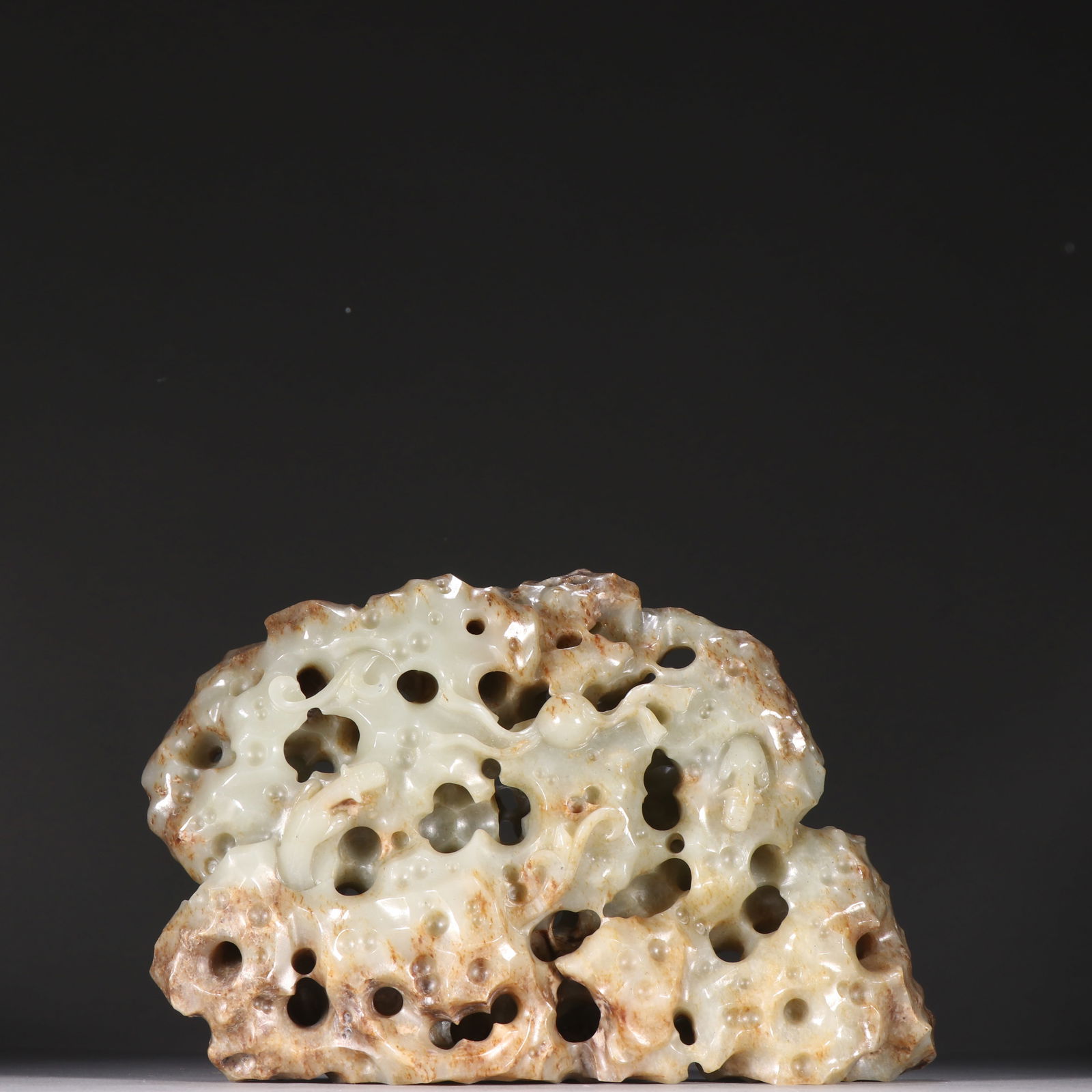 A Hetian jade mountain ornament: 13.5*20/1546.1g