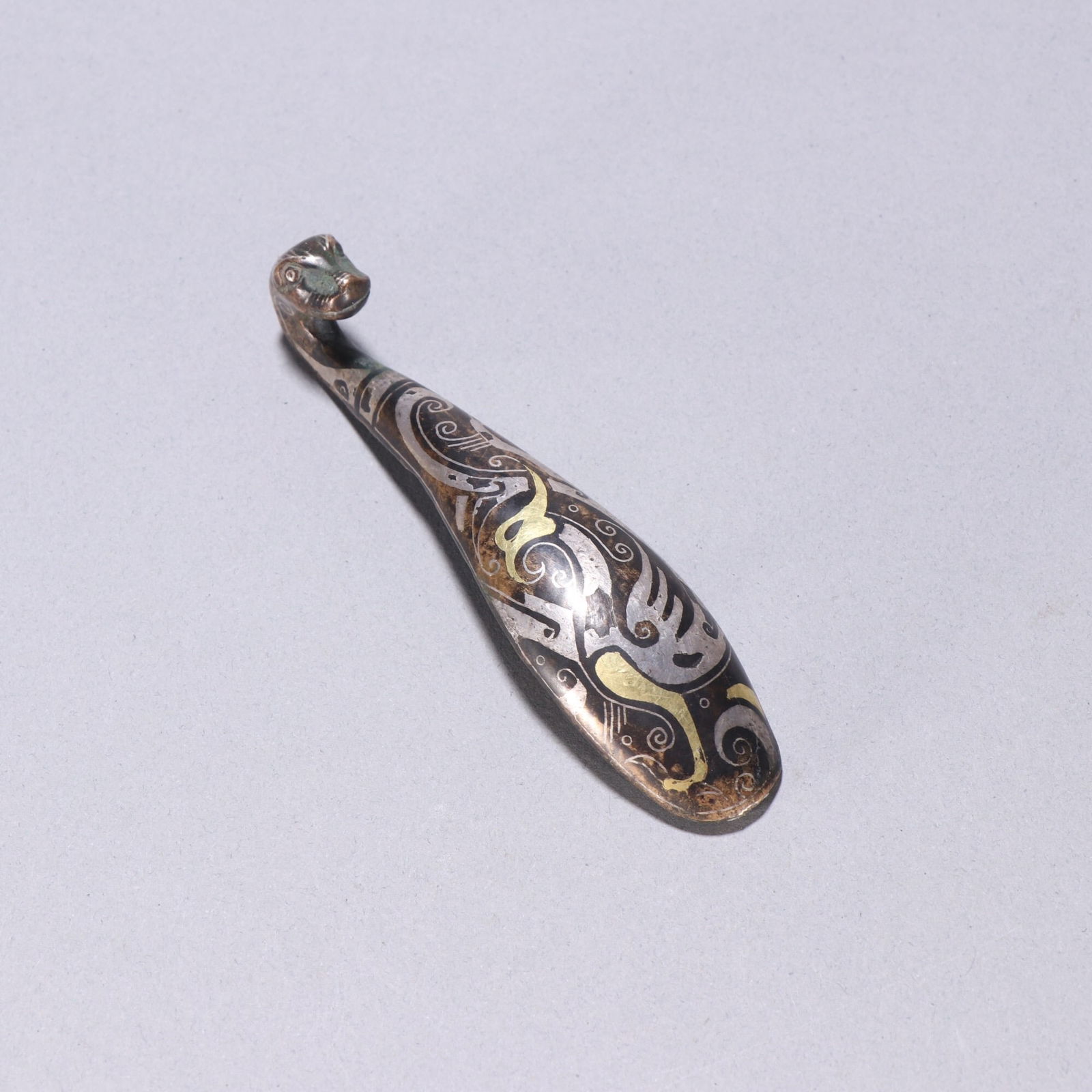 Bronze belt hook inlaid with gold and silver (1 of 2)