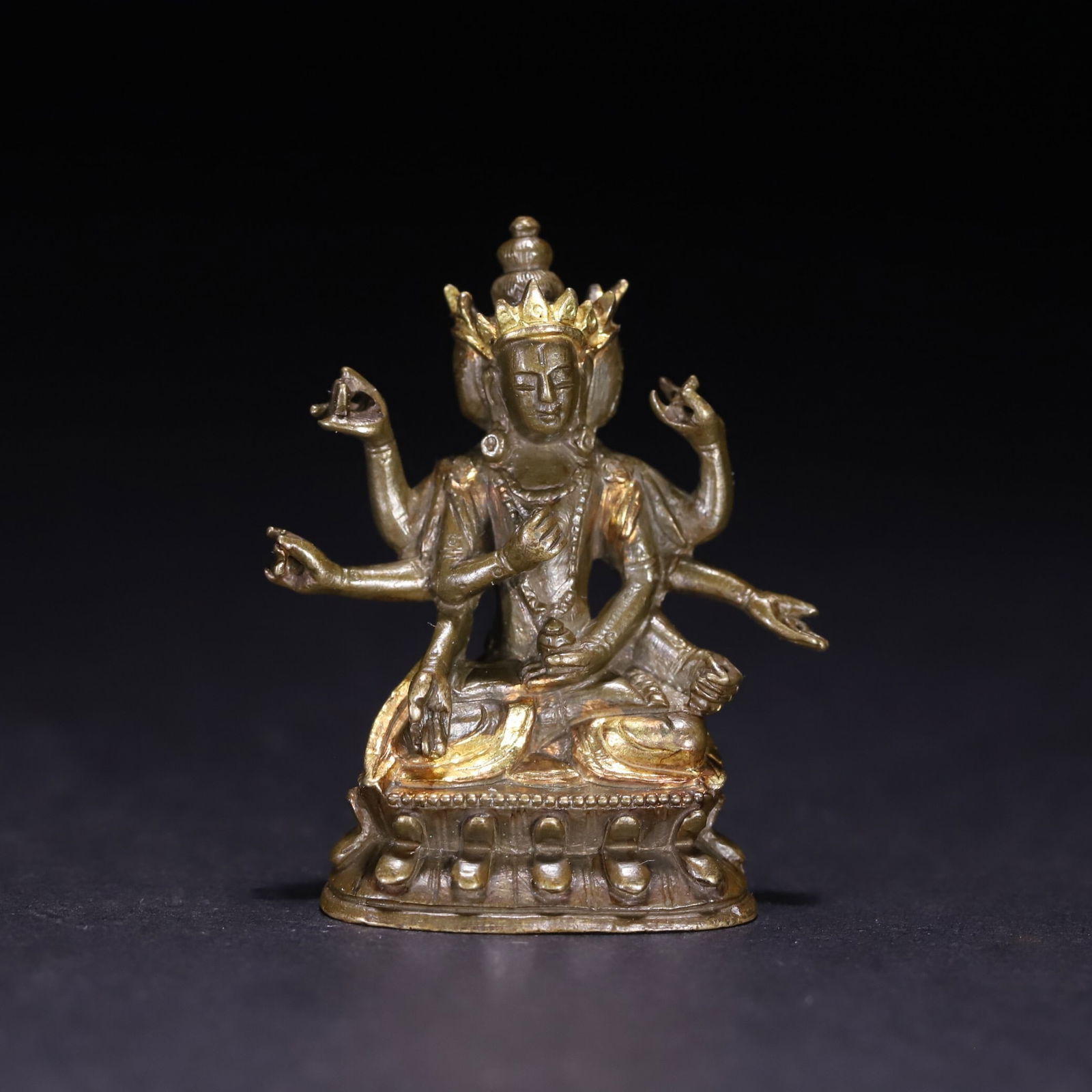 Qing Dynasty Gilt Bronze Buddha Statue: 3.8*2.4*1.65/22.2g
