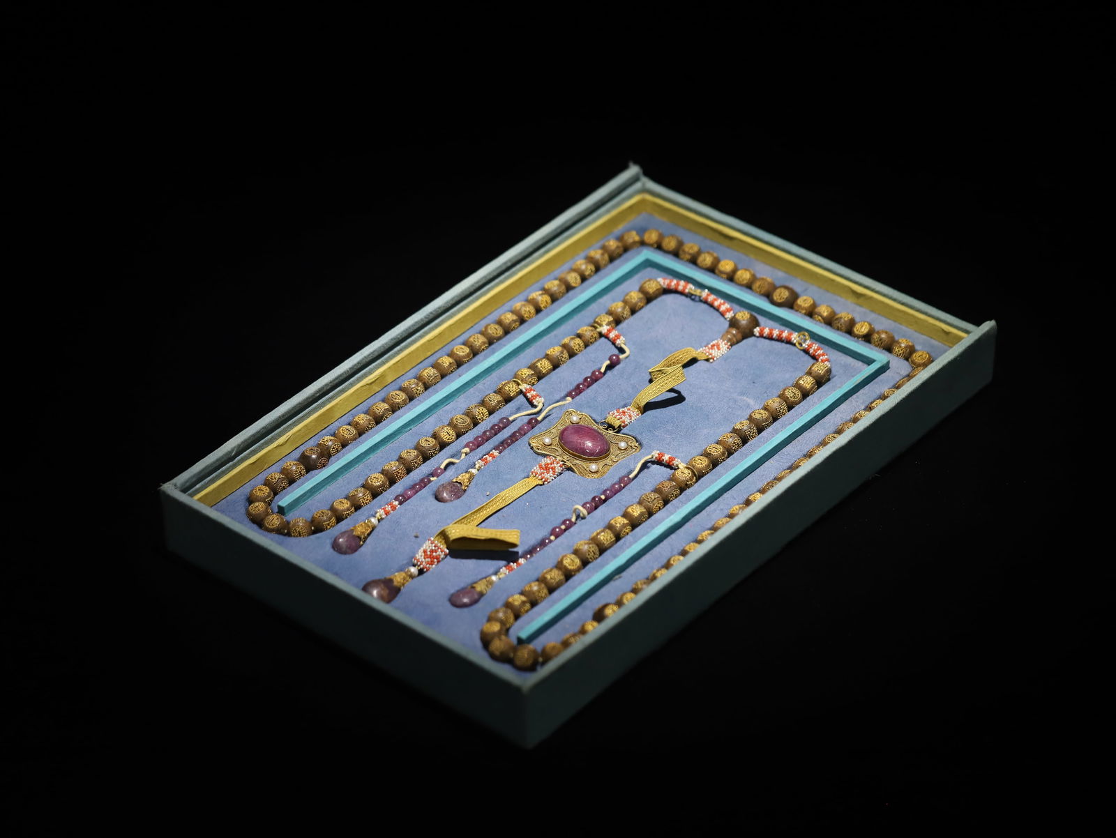 During the Qing Dynasty, the manufacturing office produced agarwood morning pearls (1 of 1)