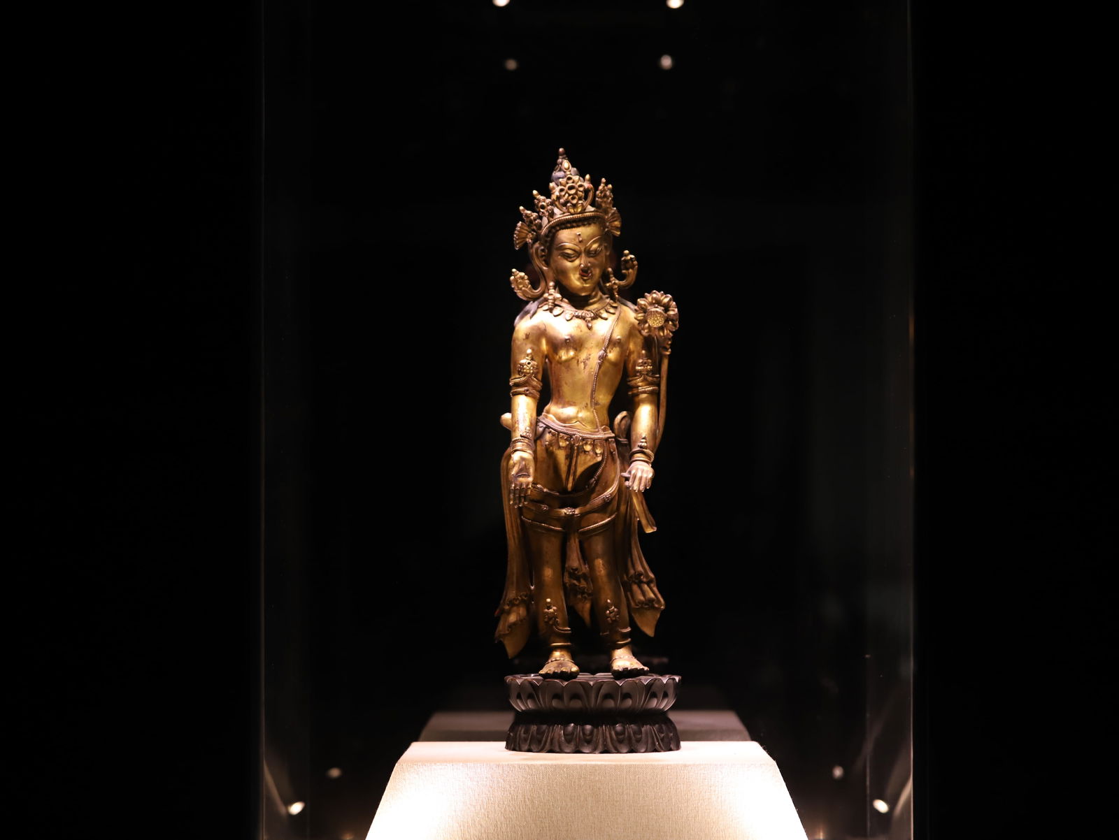 Bronze gilded Buddha statue from the Ming Dynasty: 57.5*17/7.35kg