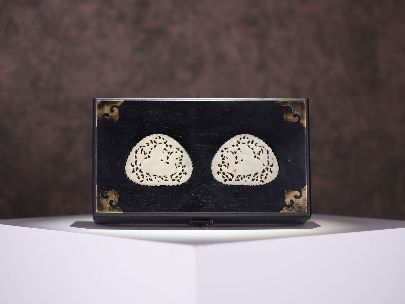 Red sandalwood inlaid Hotan Jade lid box in the Qing Dynasty (1 of 5)