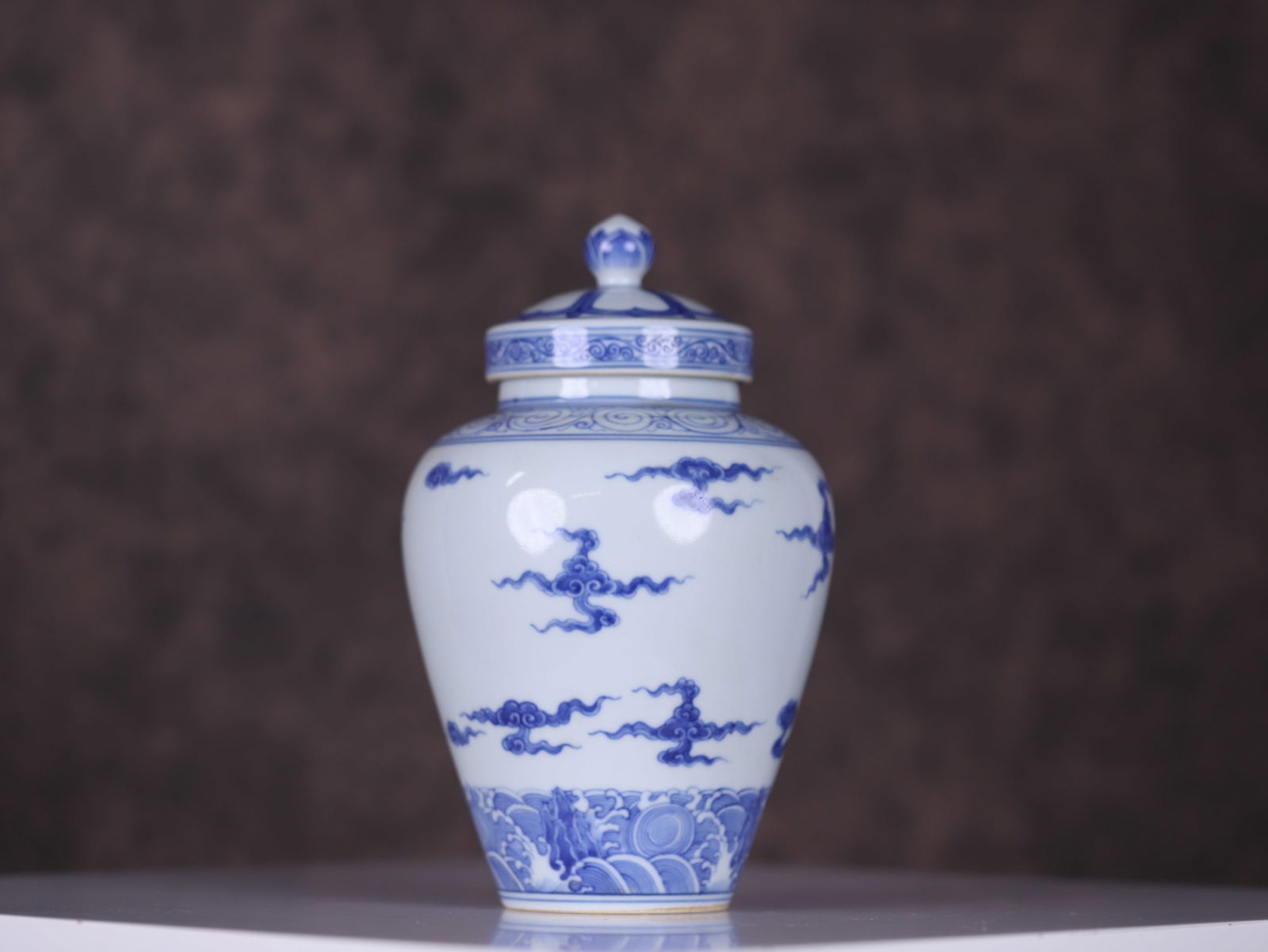 Chenghua style blue and white lid jar (1 of 4)