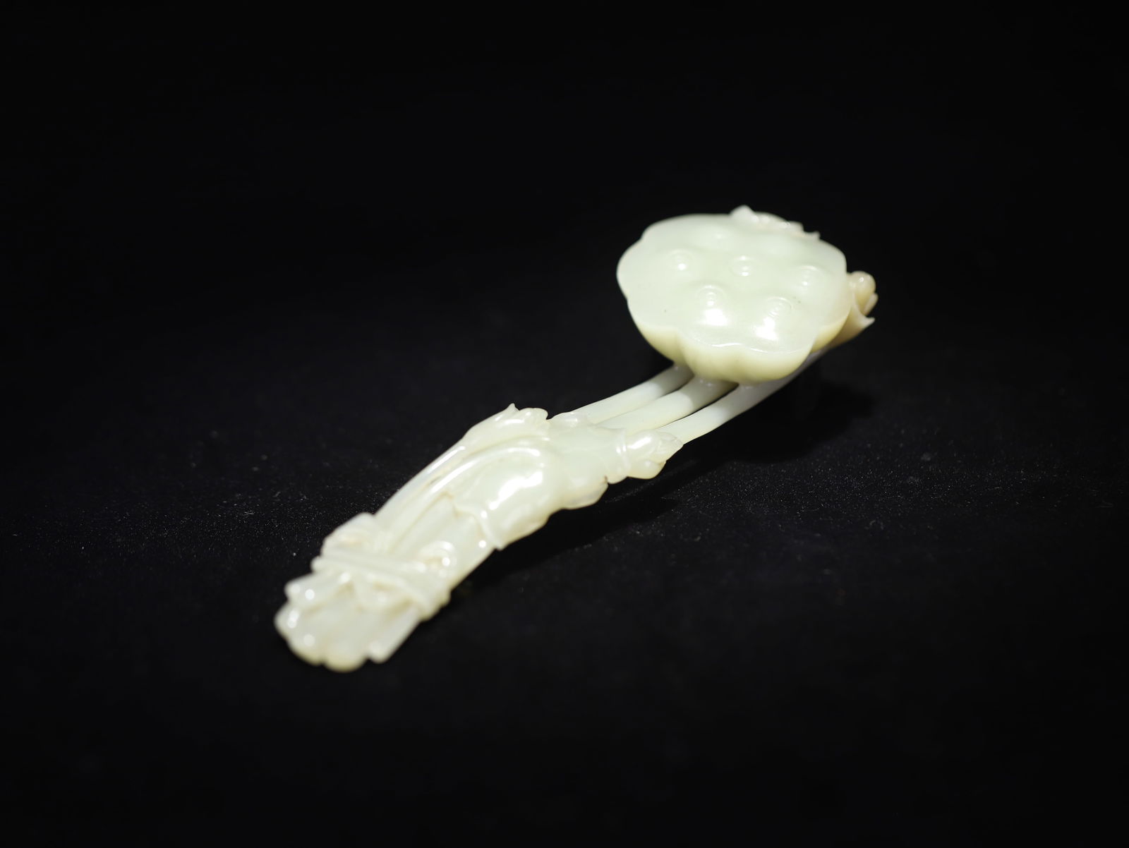 Hotan Jade Ruyi Ornaments of the Qing Dynasty: 16.5*5.1*2.5/135.7g