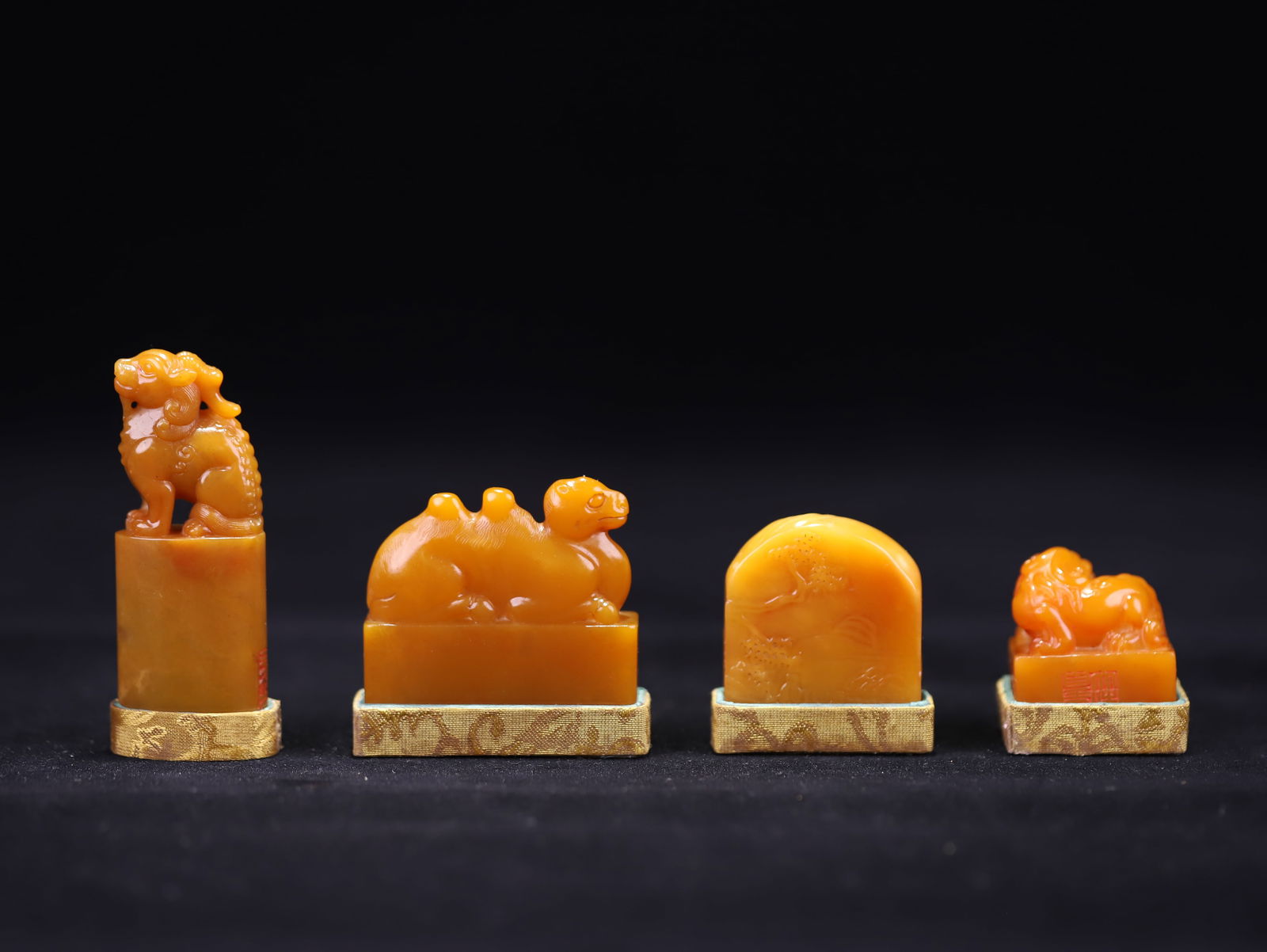 Qing Dynasty Rosewood Inlaid with Treasures Covered Box and a Set of Hetian Yellow Stone Seals: 2.6*5.55*1.55/8.1*3.1*1.7/4.8*4.1*1.3/4*3.3*2.9/269.2g