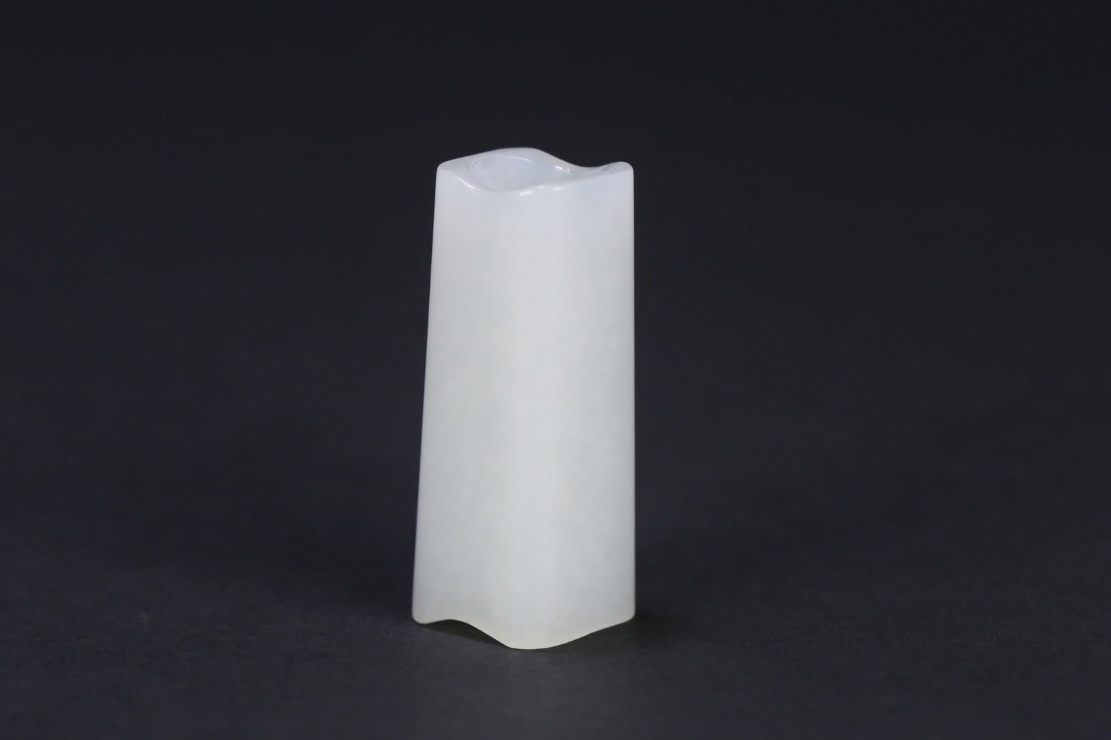 Hetian jade carving: 3.7*1.5*1.5/11.2g