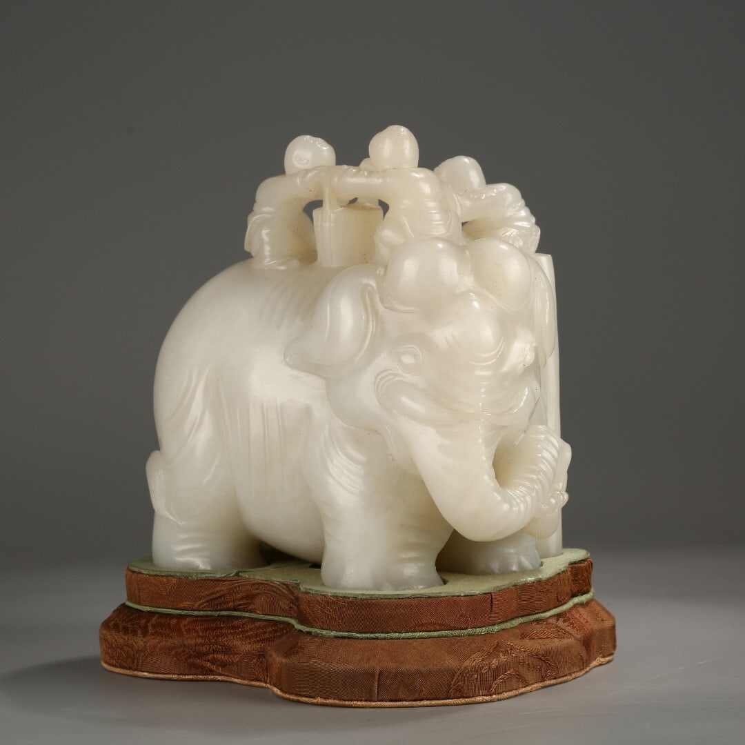 Hetian white jade ornament: 13*9*12.5/1667g