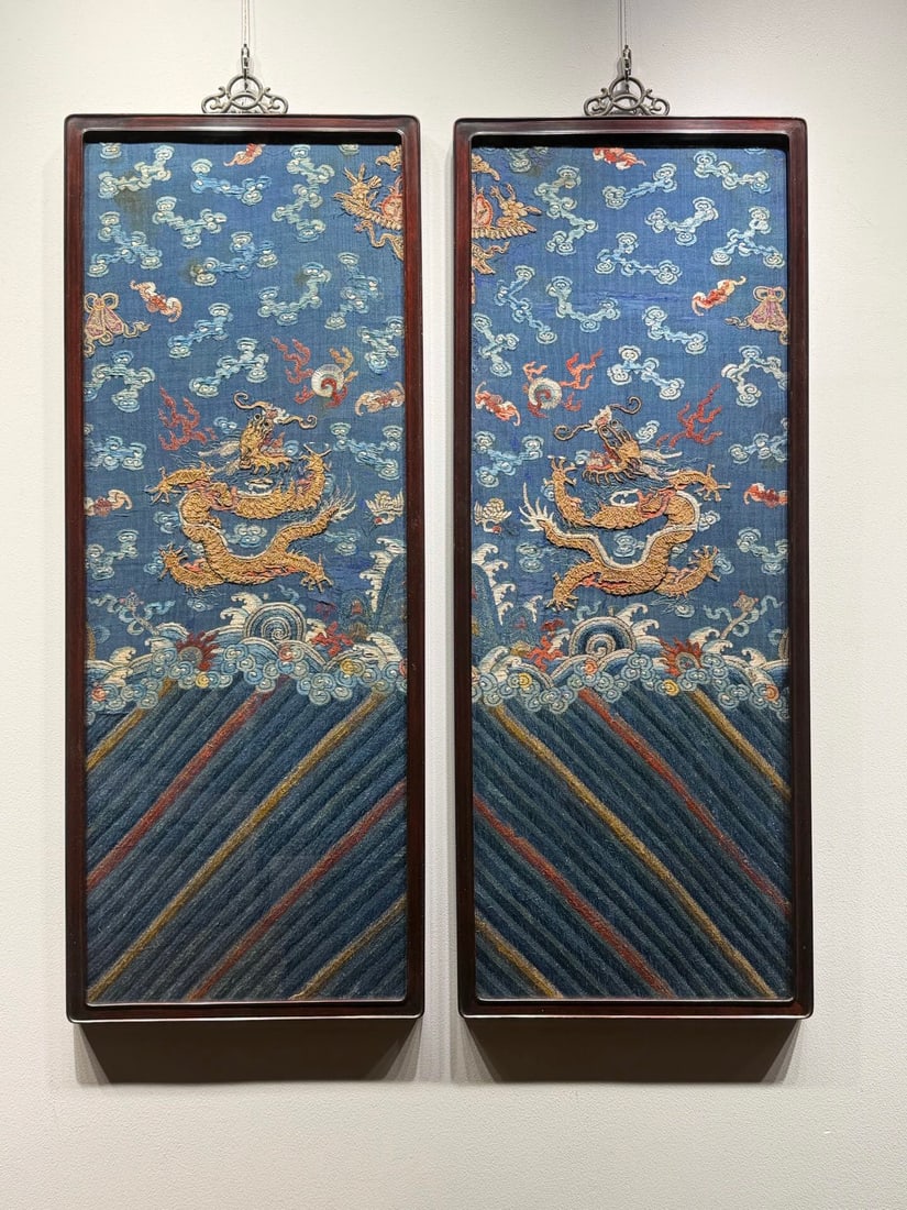 A pair of Qing Dynasty robe embroidery: 96*38