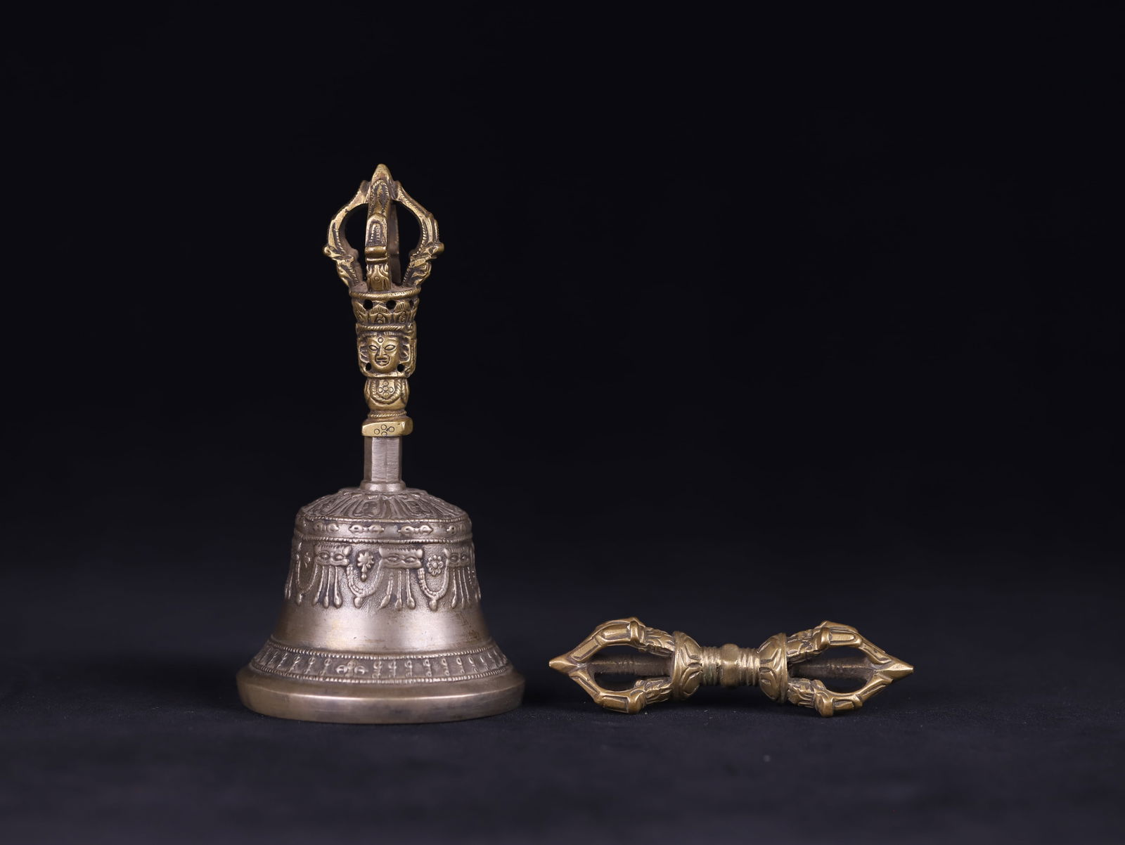 A set of bronze Vajra bells and Vajra pestles for Tibetan Buddhism in the Qing Dynasty (1 of 1)