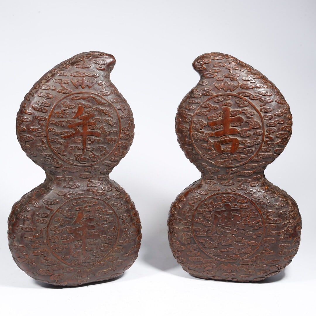 A pair of sandalwood gourd shaped lid boxes (1 of 4)
