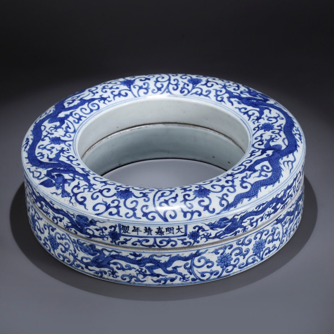 Jiajing mark blue and white morning pearl box: 33*10