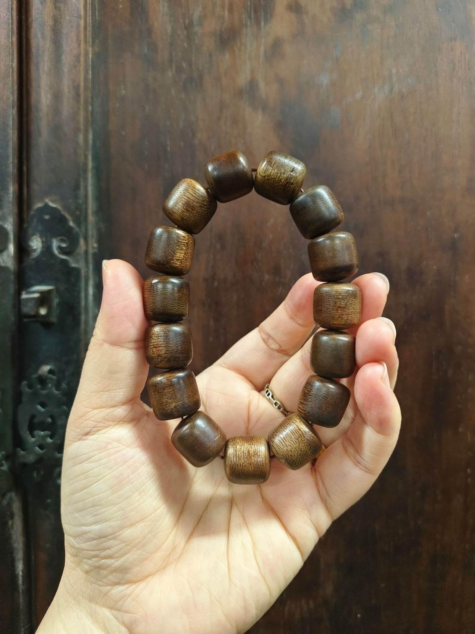 agarwood bracelet: 1.5*1.4/15g