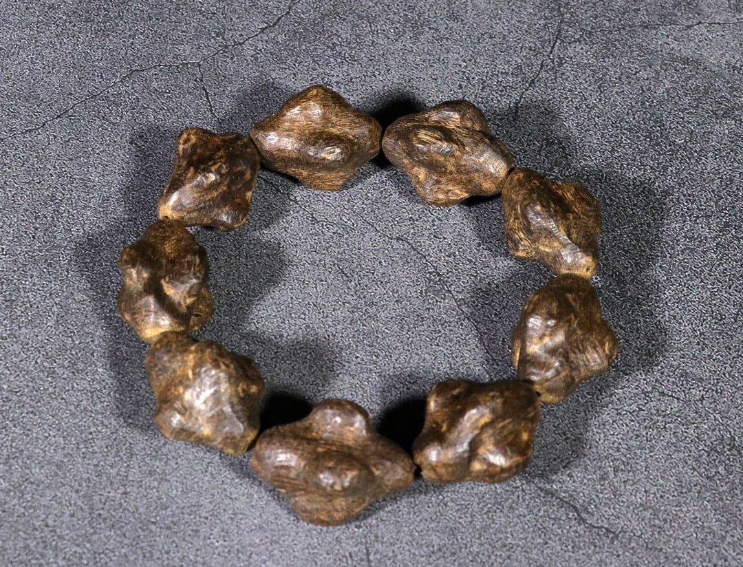 Kalimantan Agarwood Irregular Shape Bracelet: 2.6*2.2/35.1g