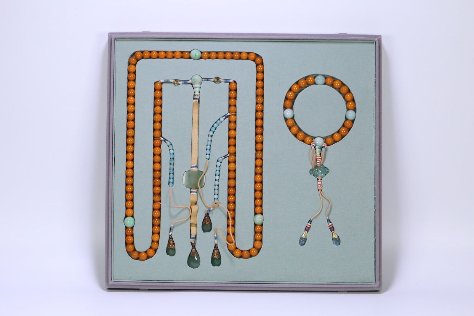 Qing Dynasty beeswax court beads and eighteen sons holding a plate: 1.3/280g