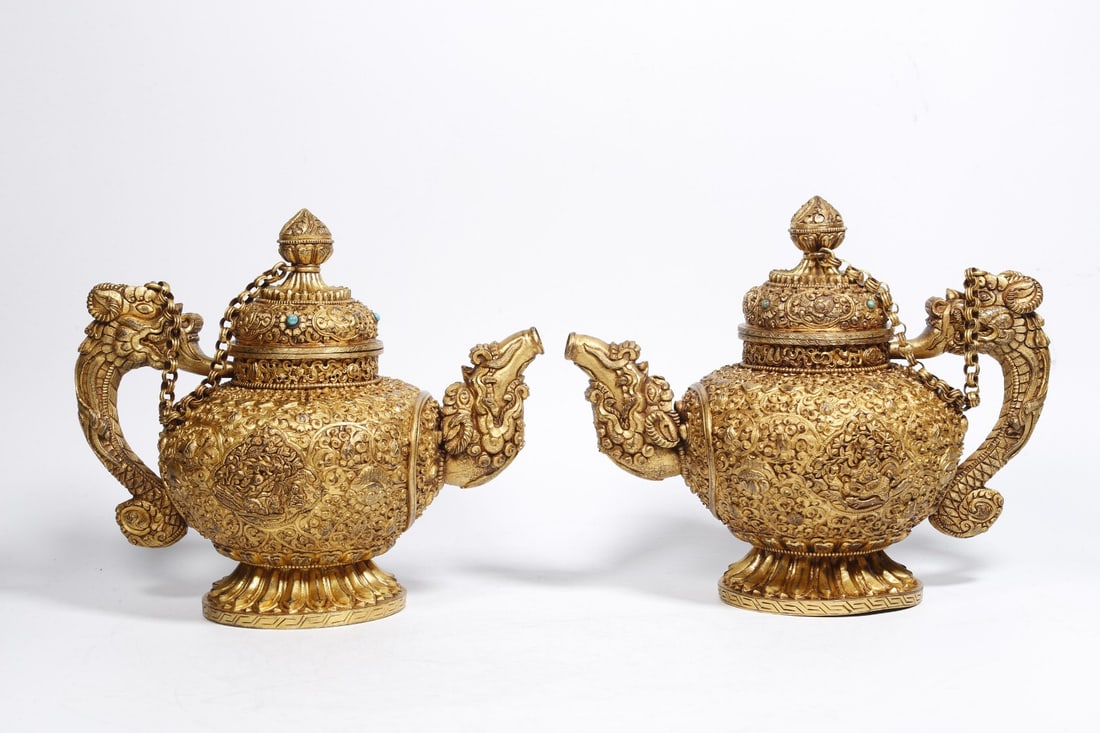 A pair of gilt bronze dragon-handled teapots inlaid with gemstones: 28*24/4.35kg