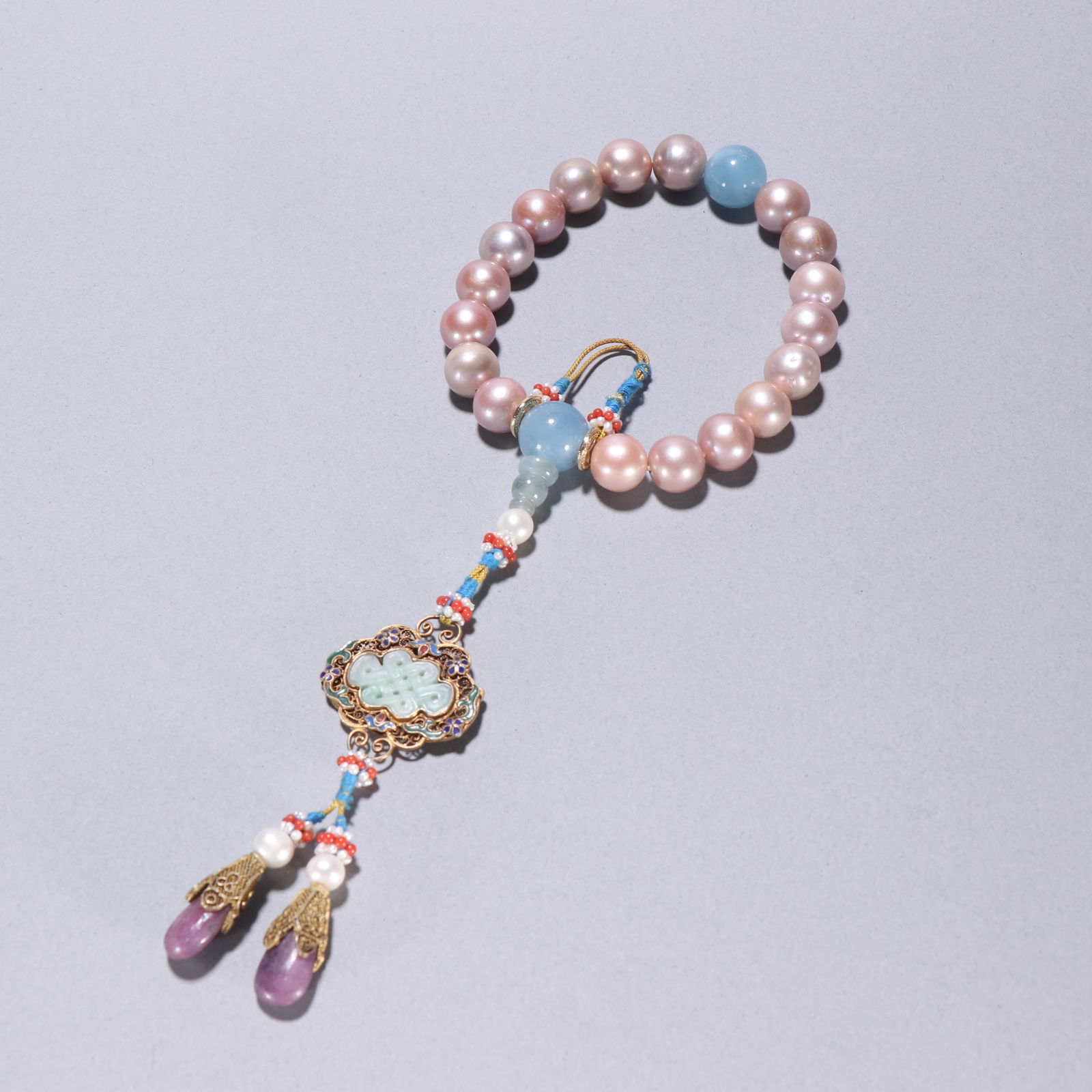 A hand-held ring with eighteen pearl beads (1 of 1)